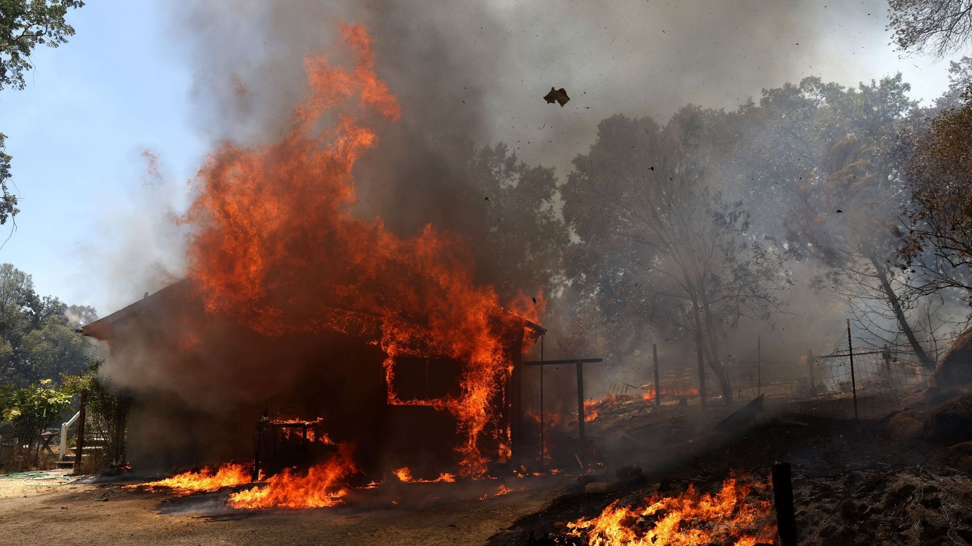 Une maison brûle alors que l’incendie Oak Fire traverse la zone le 23 juillet 2022 près de Mariposa, en Californie.
