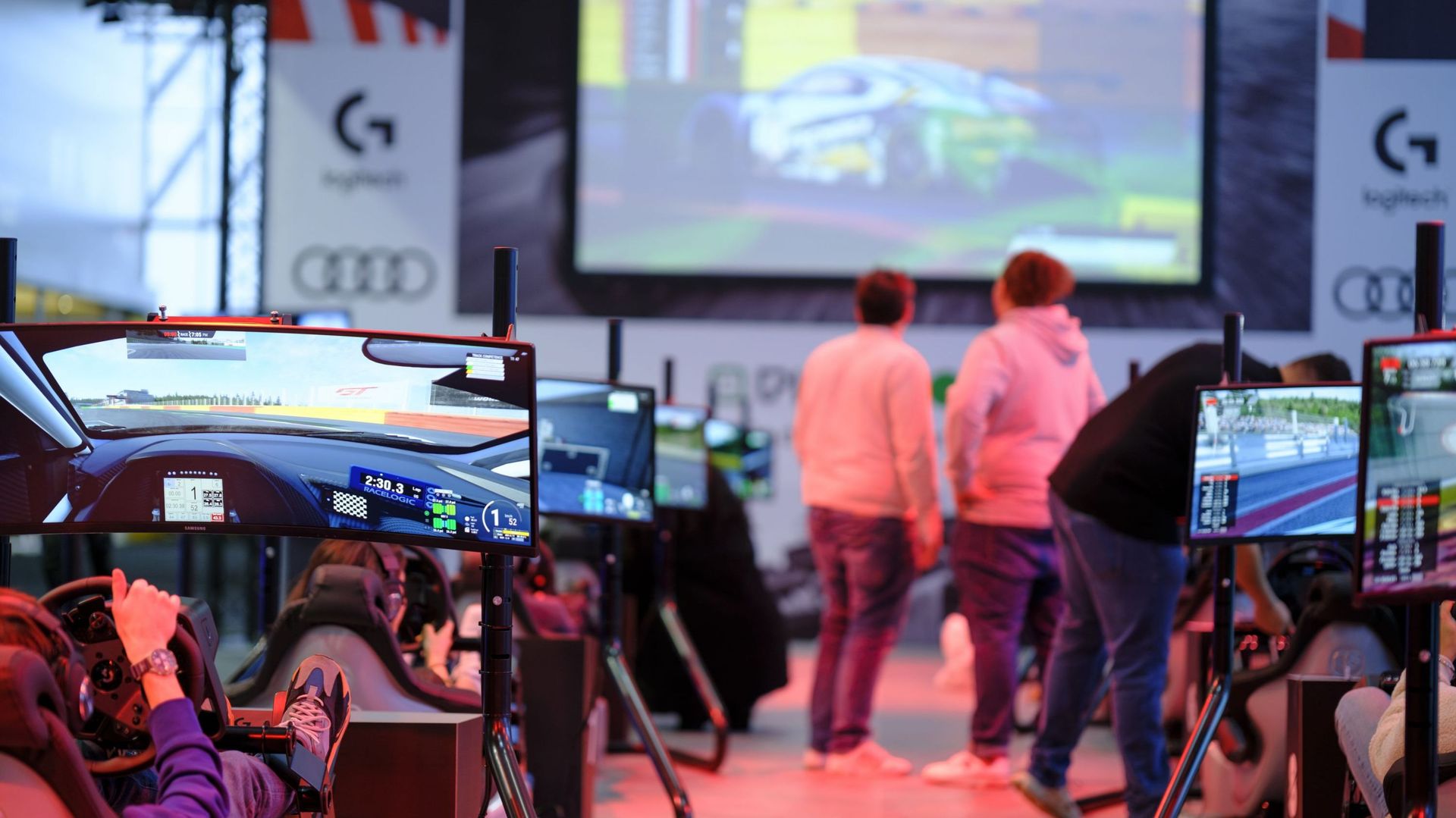 Lors de cette 100ème édition du salon de l'auto à Bruxelles, des visiteurs profitent de la zone E-Gaming installée au Palais 12.