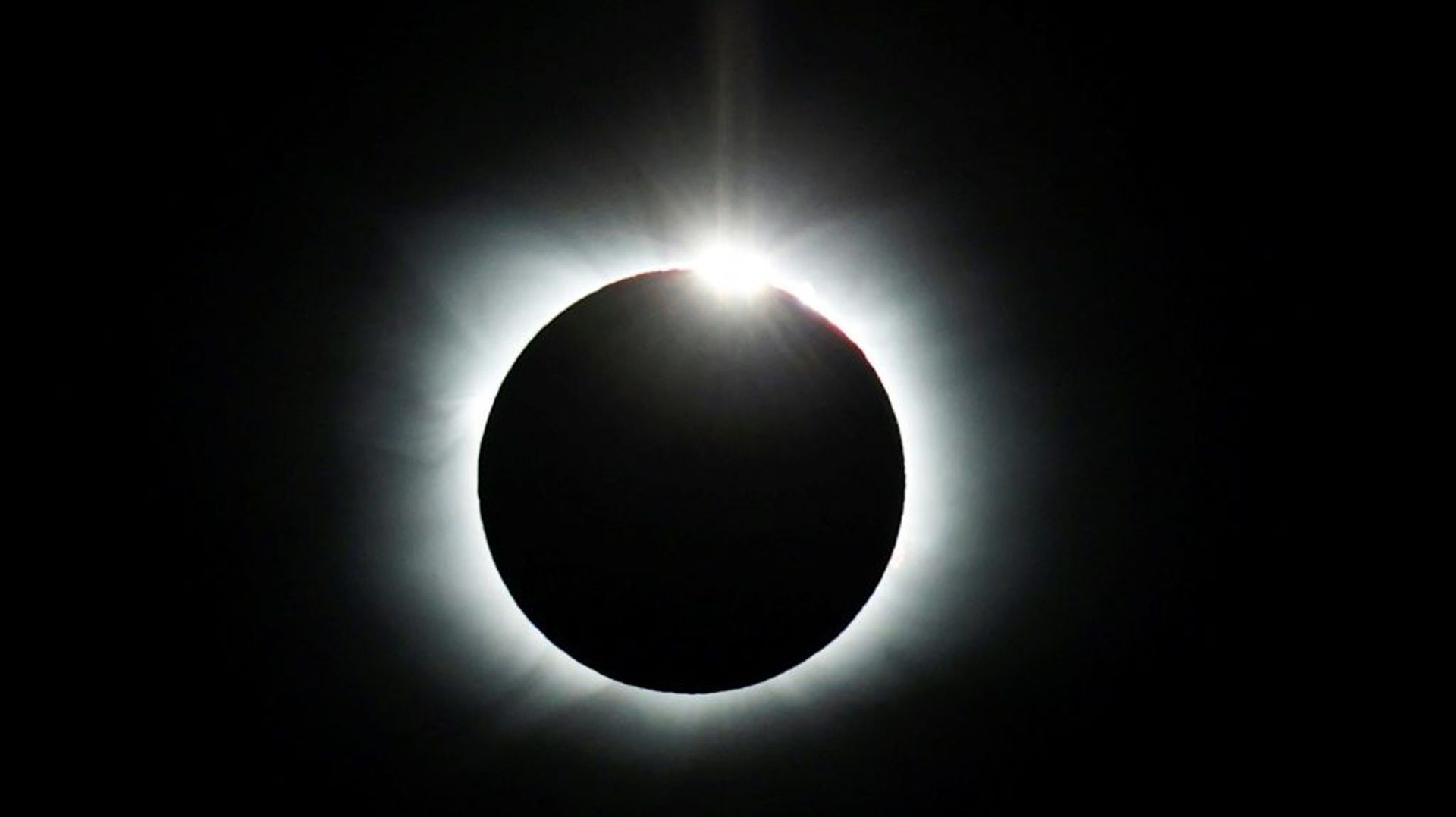 Photo prise par Imagen Chile montrant l'éclipse solaire observée le 4 décembre 2021, depuis le camp de l'Union Glacier en Antarctique 