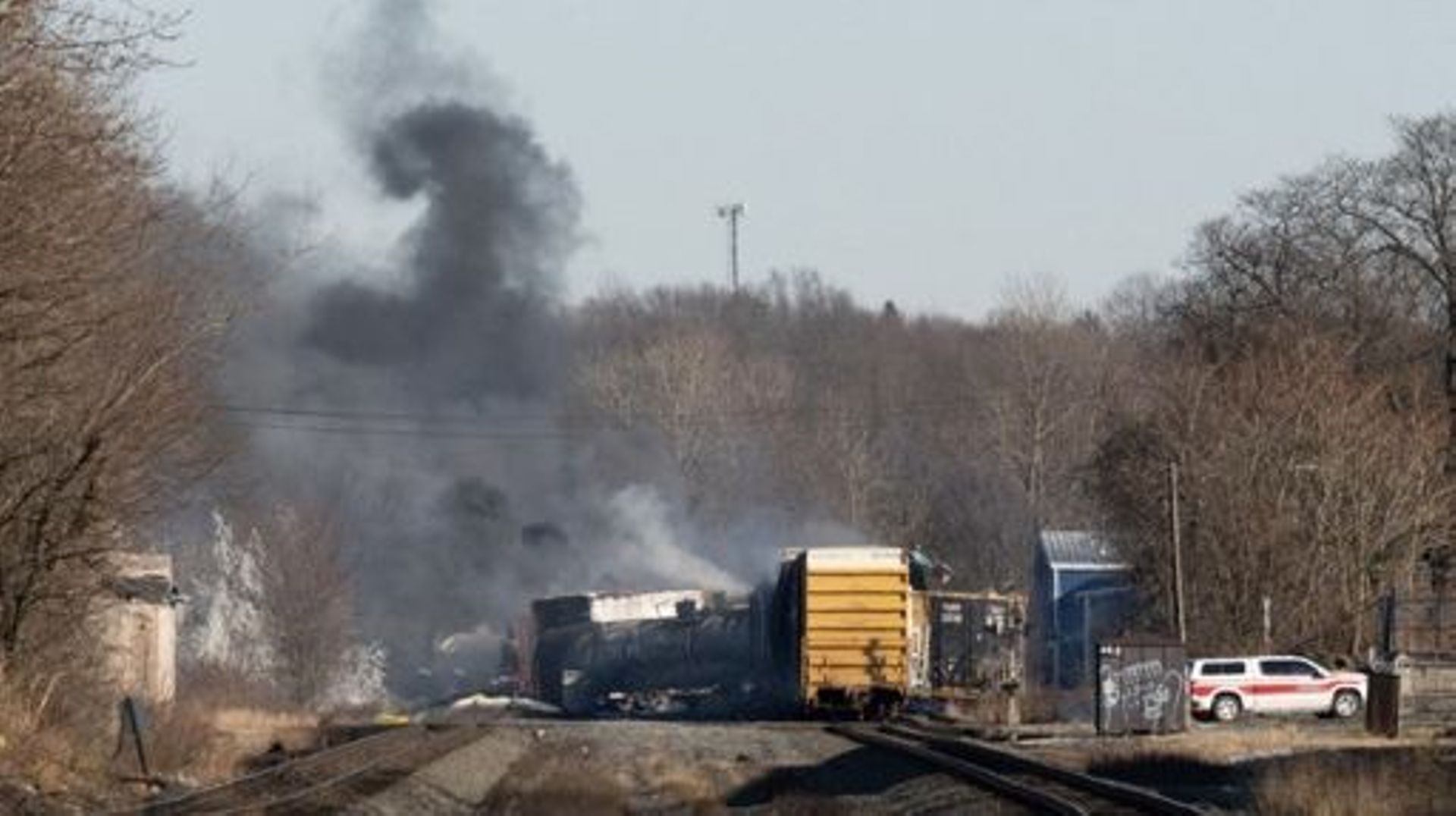 De la fumée s'élève d'un train de marchandises ayant déraillé à East Palestine, Ohio, le 4 février 2023. 