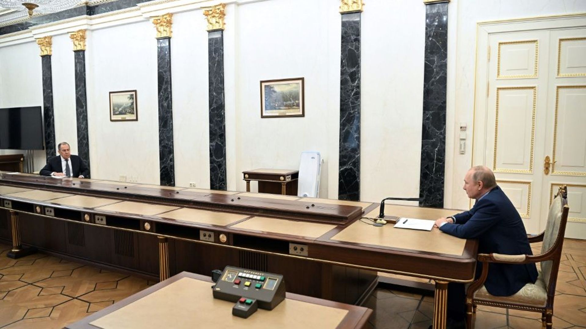 Le président russe Vladimir Poutine (D) et le ministre des Affaires étrangères Sergueï Lavrov en réunion à Moscou le 14 février 2022 
