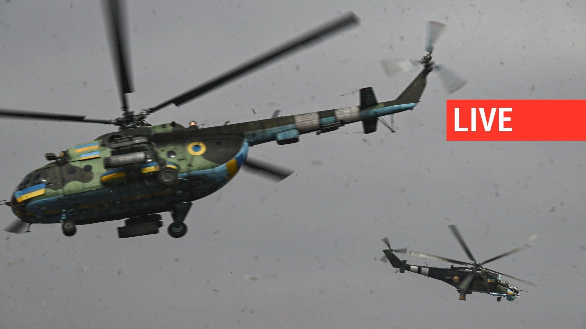 Un hélicoptère Mi-24 (à droite) et un hélicoptère Mi-8 (à gauche) décollent pour une mission contre des cibles russes, le 26 mars 2023.
