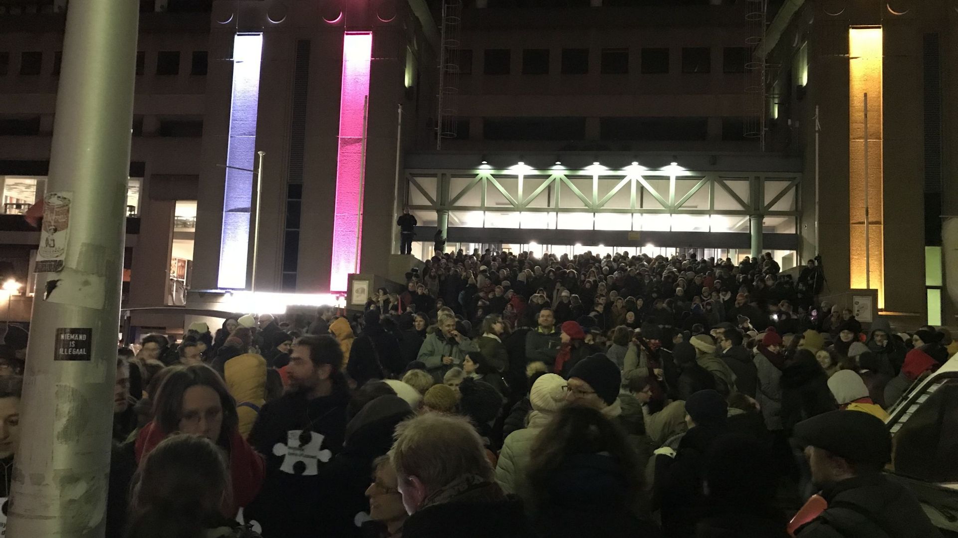Migrants: une centaine de personnes devant la gare du Nord pour une chaîne humaine