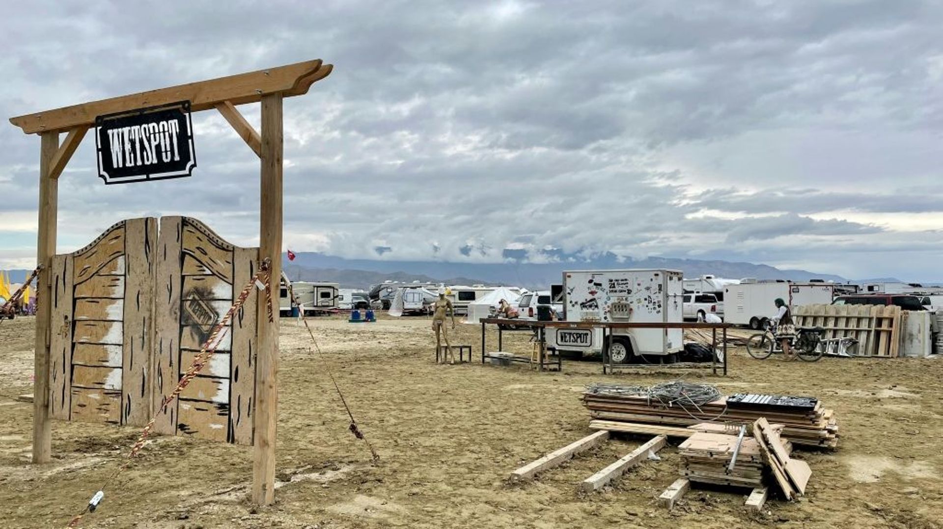 Etats Unis Des Milliers De Festivaliers Toujours Bloqués Par La Boue Au Burning Man Nevada