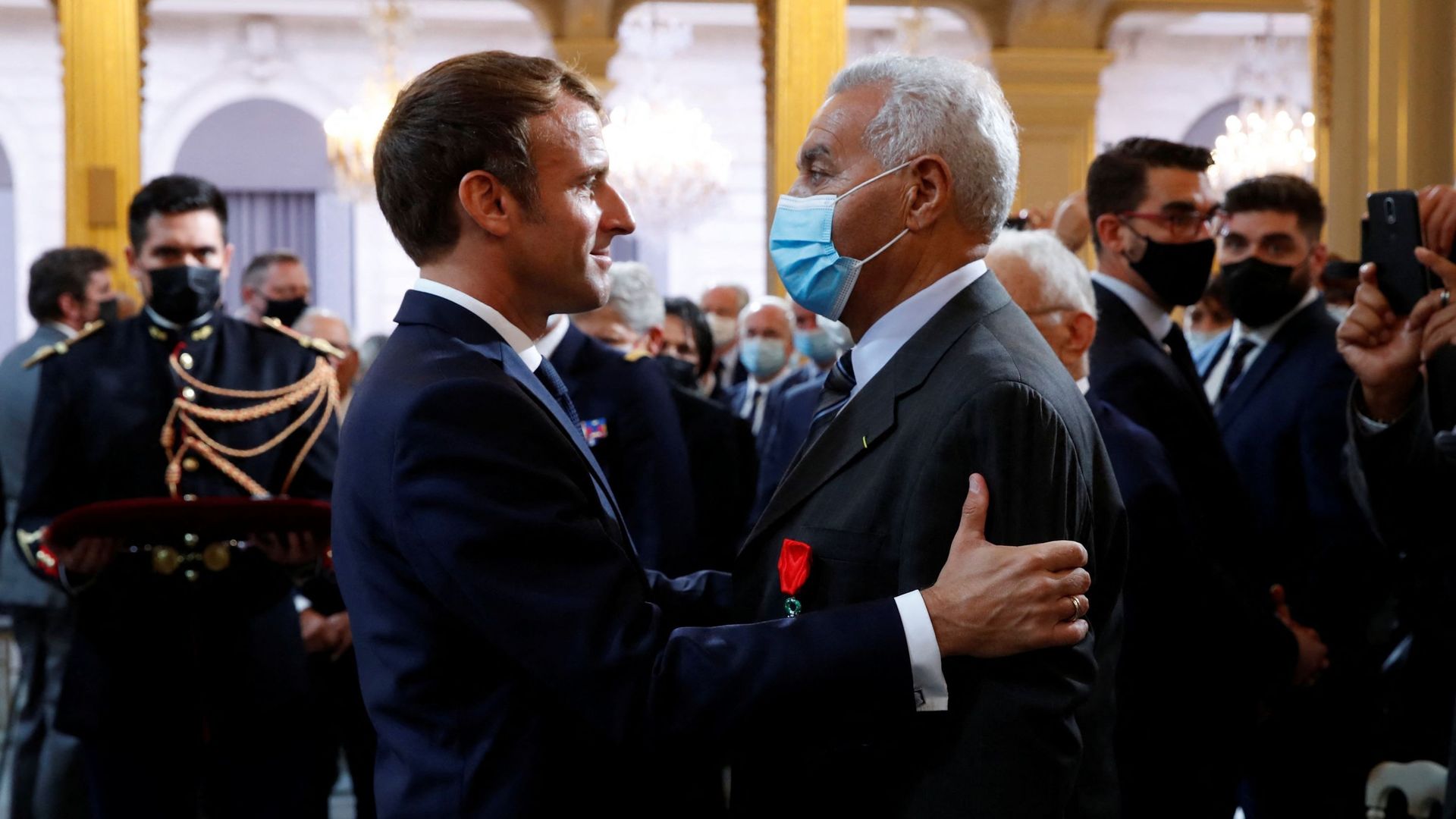 Salah Abdelkrim fait "Chevalier de la Légion d’honneur" par le président français lors d’une cérémonie à la mémoire des Harkis, le 20 septembre 2021