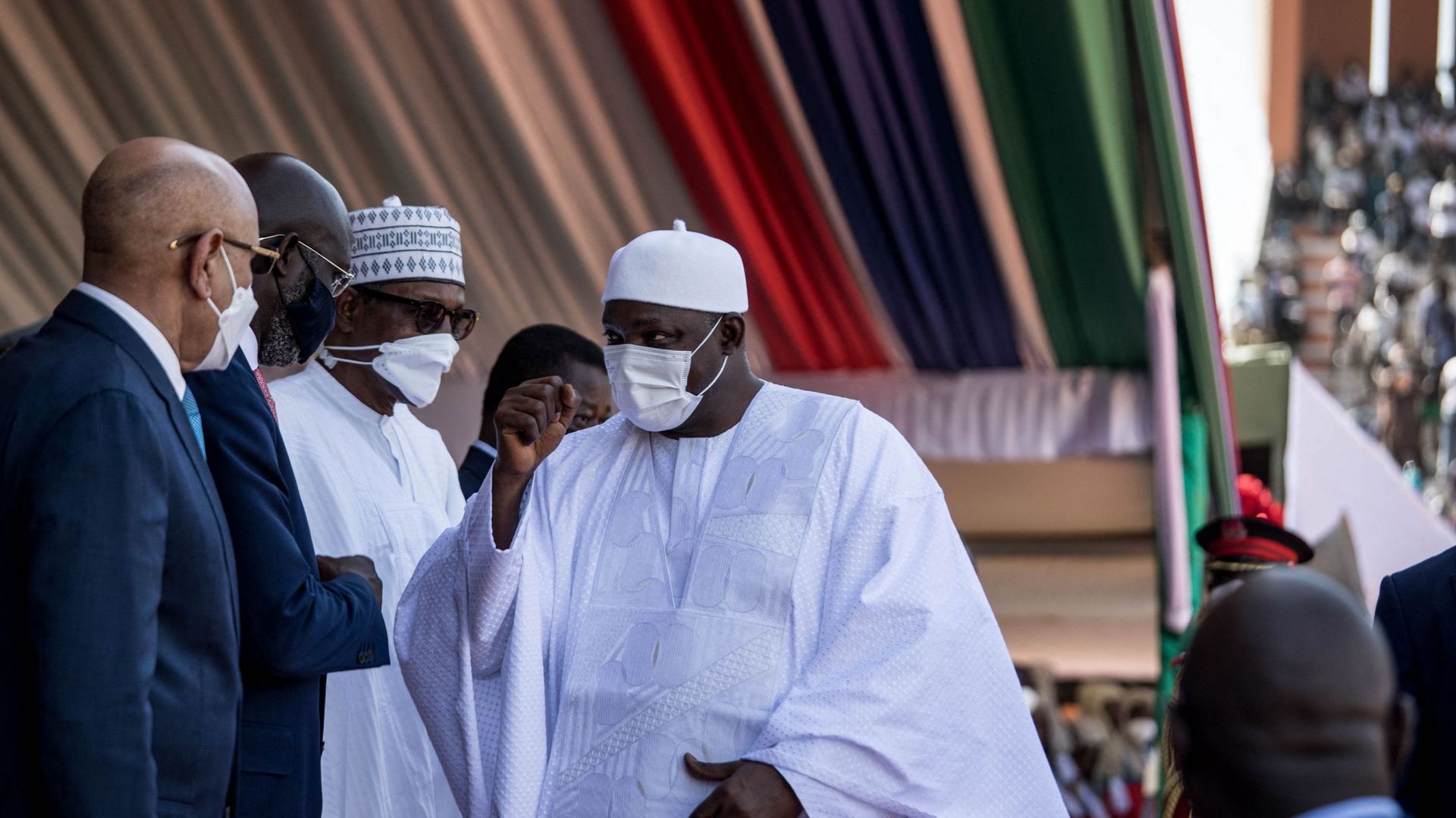 La population gambienne a voté samedi pour choisir ses députés, lors d'élections qui pourraient donner la majorité parlementaire au président Adama Barrow (au centre de la photo), réélu en décembre pour cinq ans.