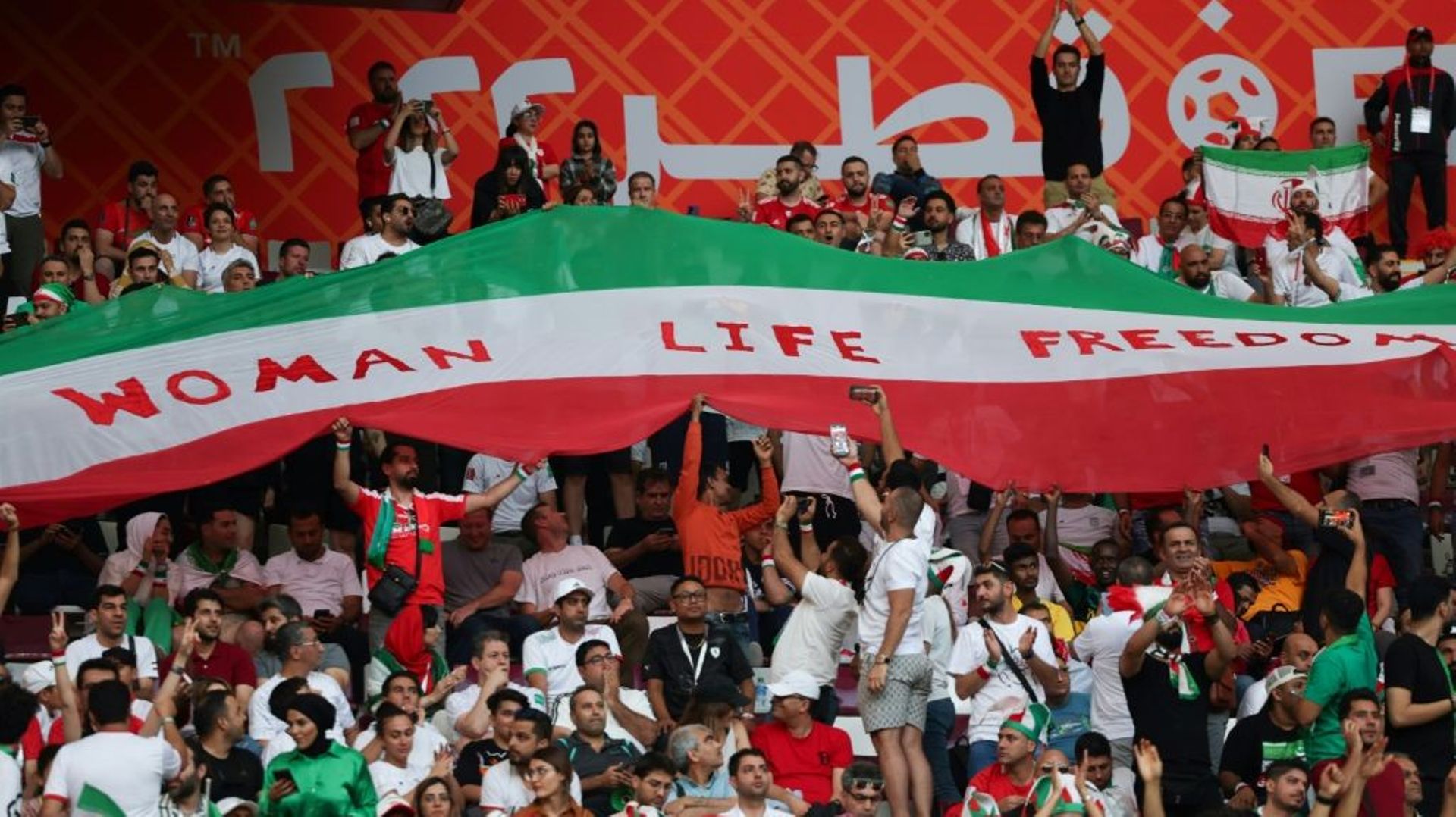 Le slogan "Femme, Vie, Liberté" sur une banderole en soutien aux manifestants en Iran, Lors du match entre l’Angleterre et l’Iran au Mondial de foot, le 21 novembre 2022 à Doha, au Qatar.