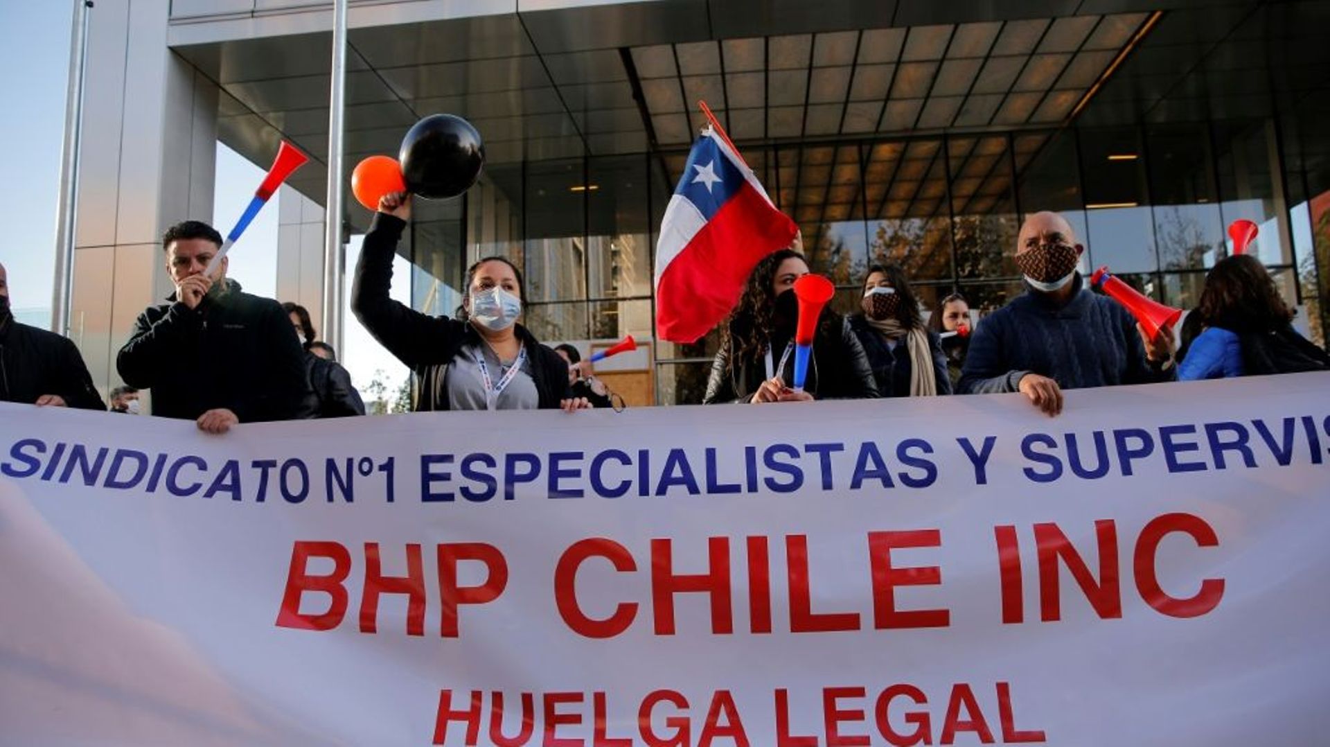 Manifestation de travailleurs de la mine de cuivre d’Escondida devant les bureaux du groupe anglo-australien BHP à Santiago (Chili), le 27 mai 2021.