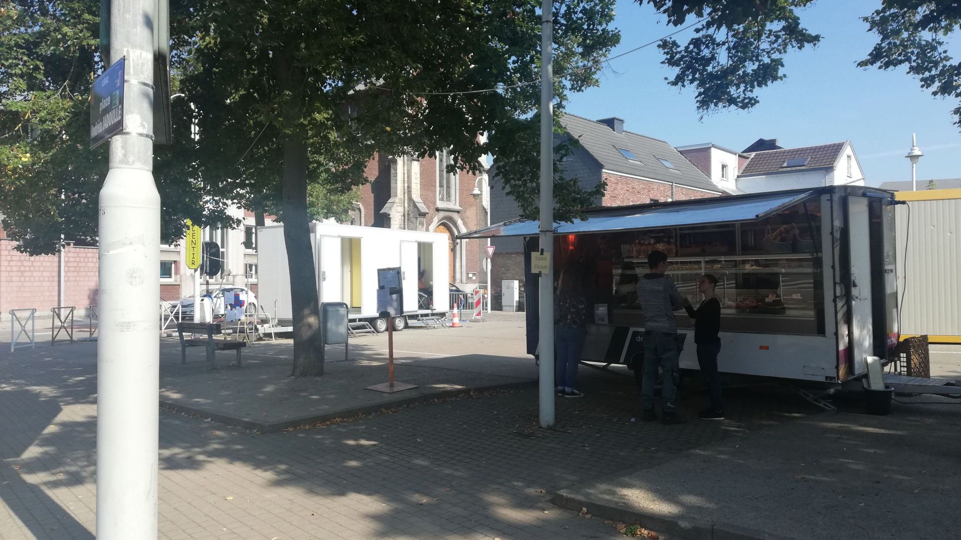 Les derniers clients de la matinée, face à la boulangerie ambulante.