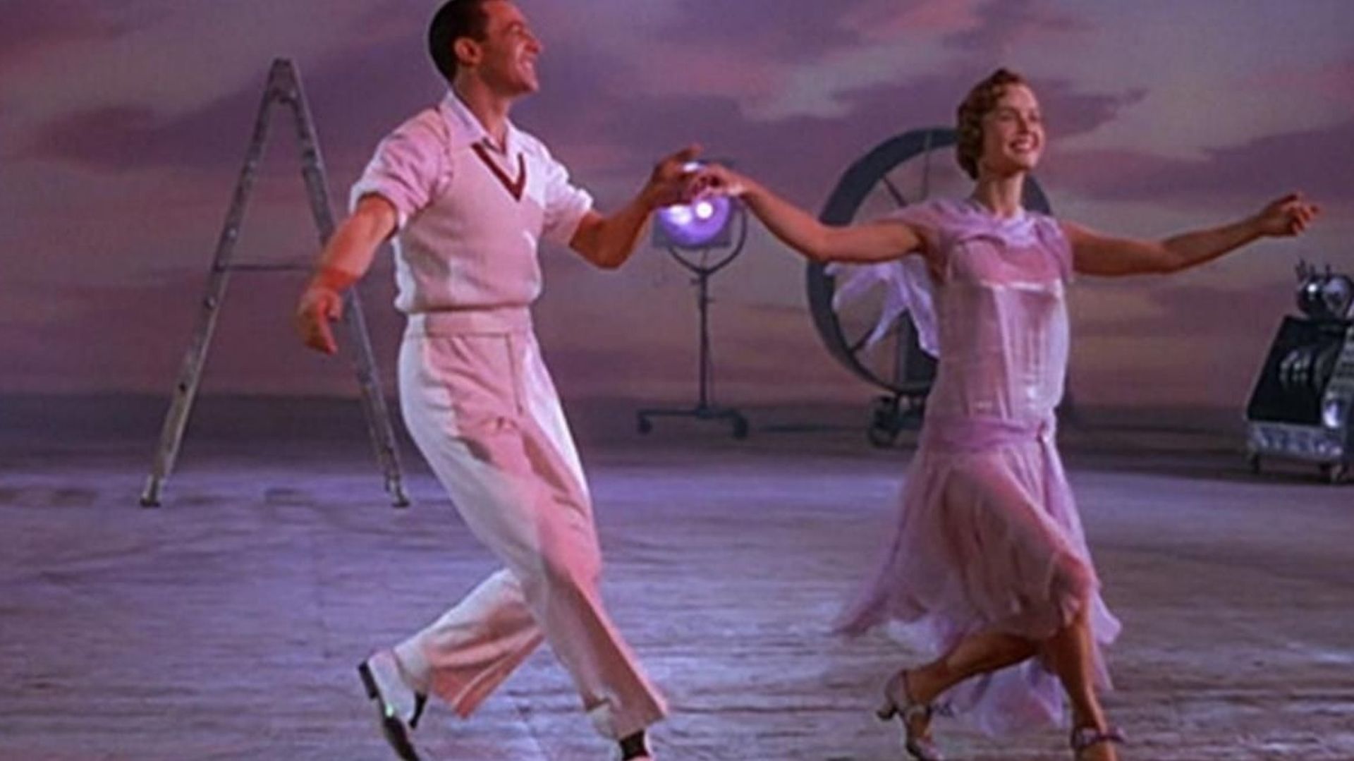 Gene Kelly et Debbie Reynolds ne font pas que chanter et danser sous la pluie dans "Chantons sous la pluie", ils le font aussi à l’intérieur