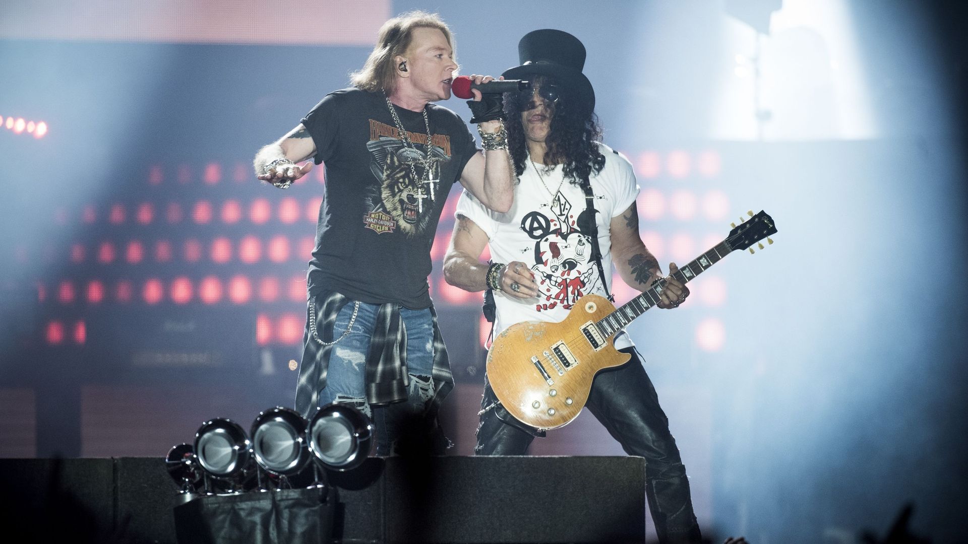 Axl Rose (à gauche), le chanteur de Guns N' Roses, se produit aux côtés de Slash au Parken Stadium de Copenhague le 27 juin 2017