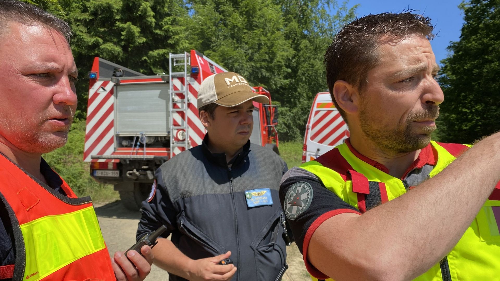 Coordination entre les pompiers et l’hélicoptère de la police fédérale.