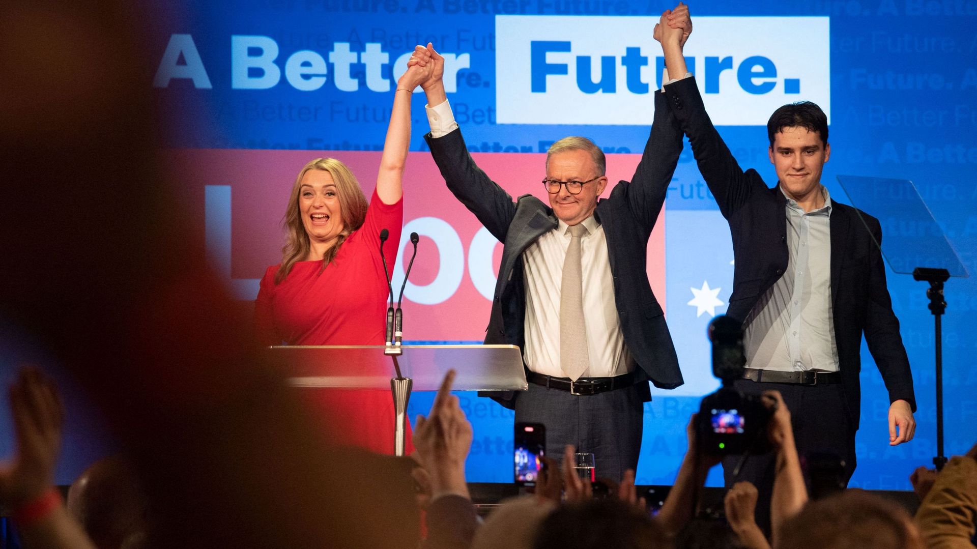 Le leader de l’opposition, Anthony Albanese (au centre), Jodie Haydon et Nathan Albanese, fêtent leur victoire aux législatives australiennes.