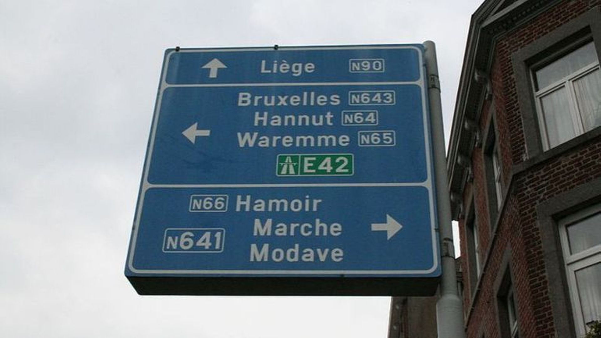 La N90 va de Mons à Liège