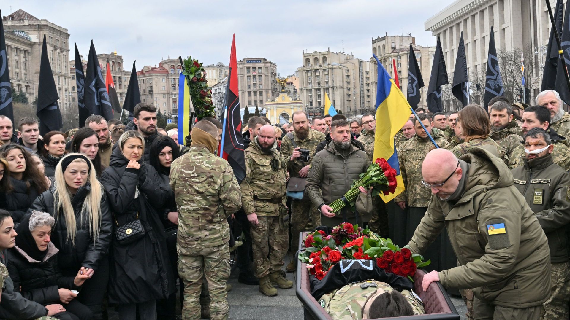 Guerra in Ucraina: Migliaia di persone rendono omaggio all’eroe caduto Da Vinci nella battaglia di Bakhmut