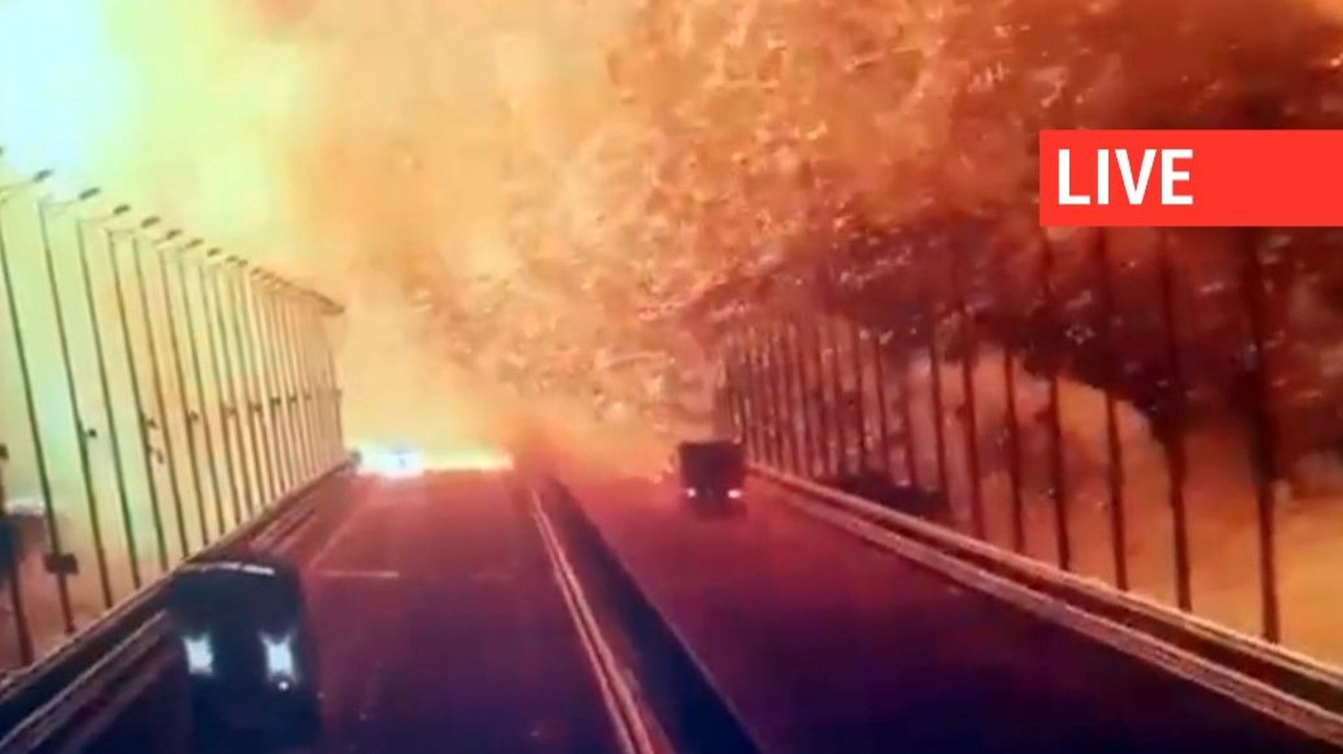 Une capture d'écran d'une vidéo de surveillance montre des flammes et de la fumée s'élevant après une explosion au pont de Kertch dans le détroit de Kertch, en Crimée, le 8 octobre 2022.