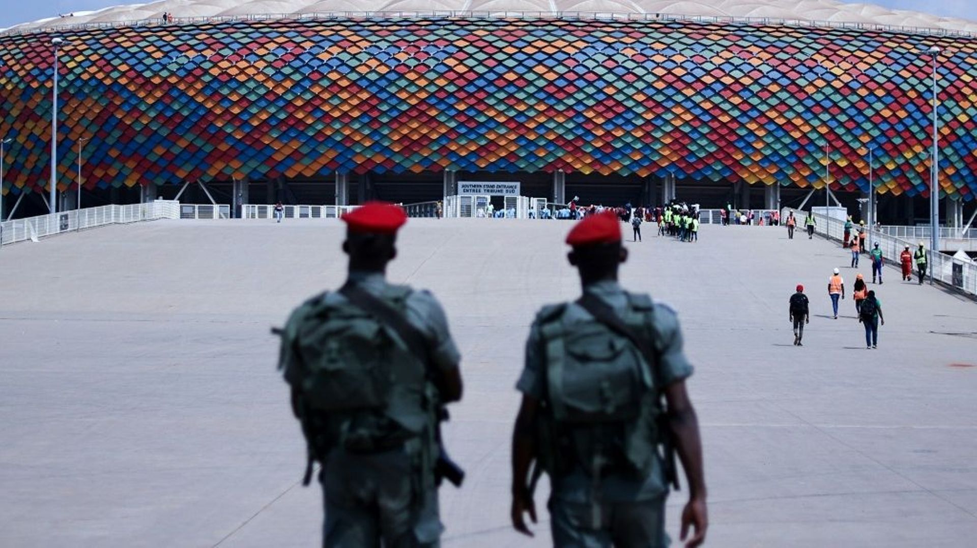 Des militaires surveillent l’entrée du stade Olembé de Yaoundé, le 7 janvier 2022