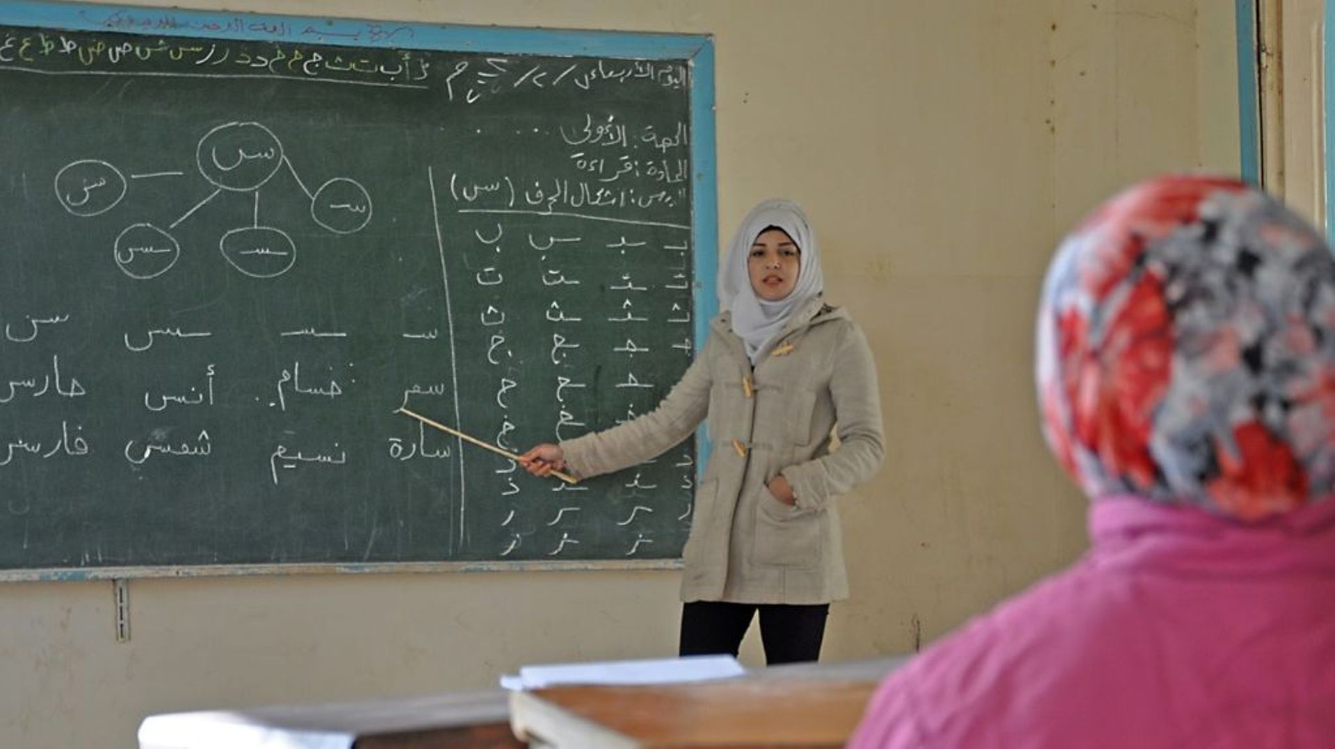 Une professeure syrienne enseigne dans l'école du village d'Al-Chamatiya dans les environs de Deir Ezzor, le 7 février 2018. Depuis que les jihadistes ont été chassés de la ville de Deir Ezzor, enseignants et élèves sont revenus avec joie dans les salles 
