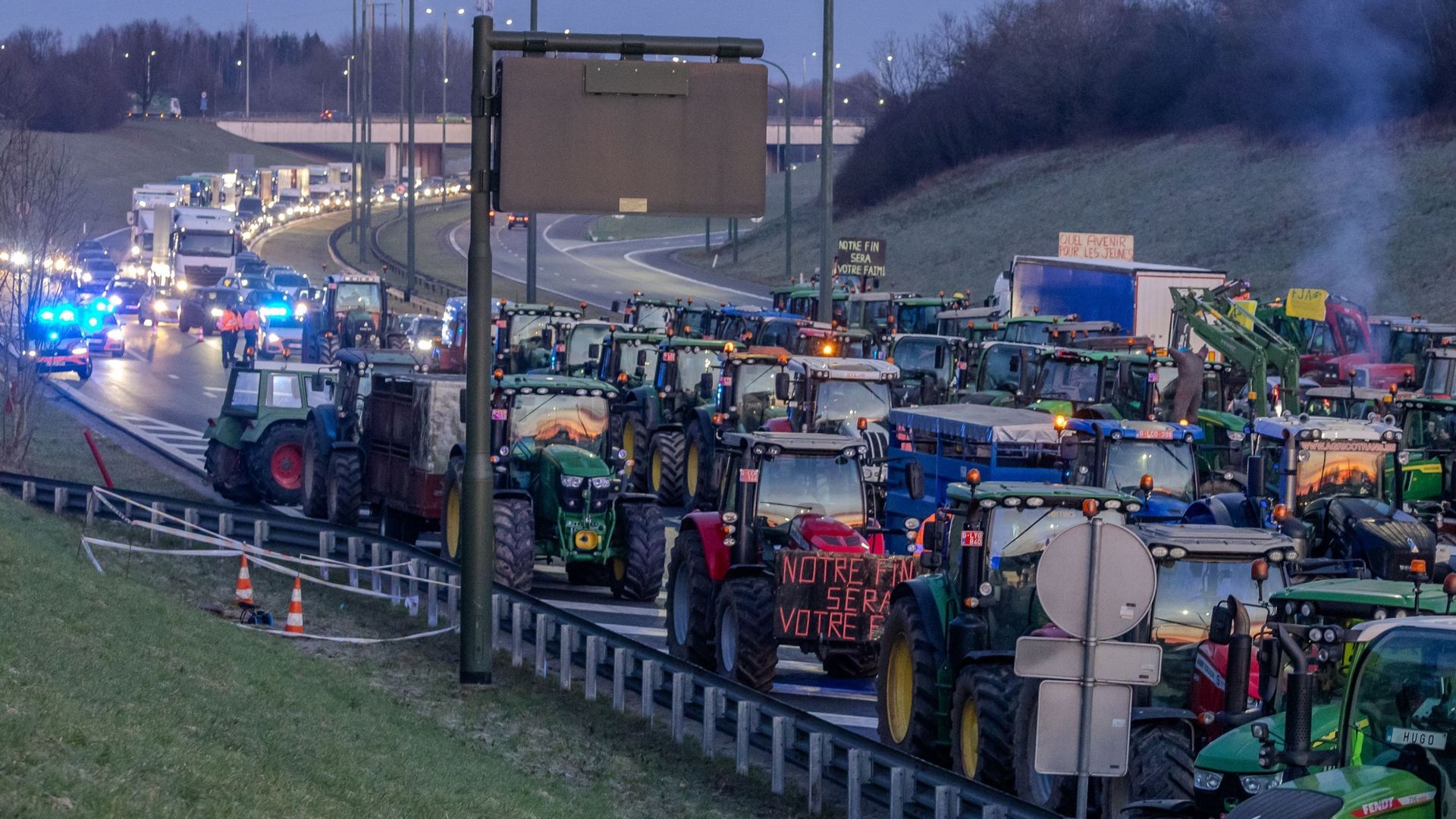 La Revue De Presse : Agriculteurs En Colère ? Circulation En Pagaille ...