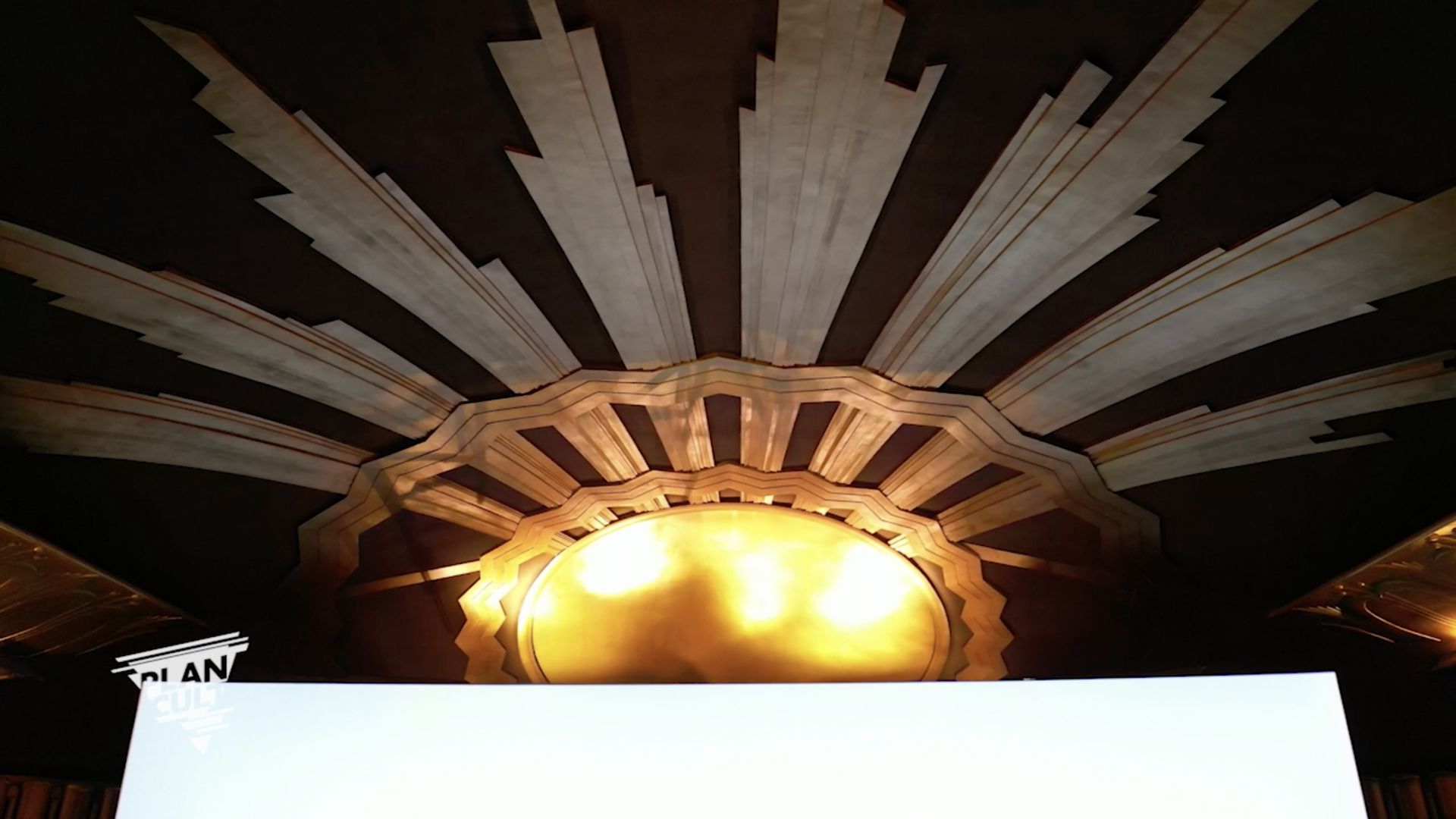 Le lustre en forme de soleil géométrique de la salle Grand Eldorado