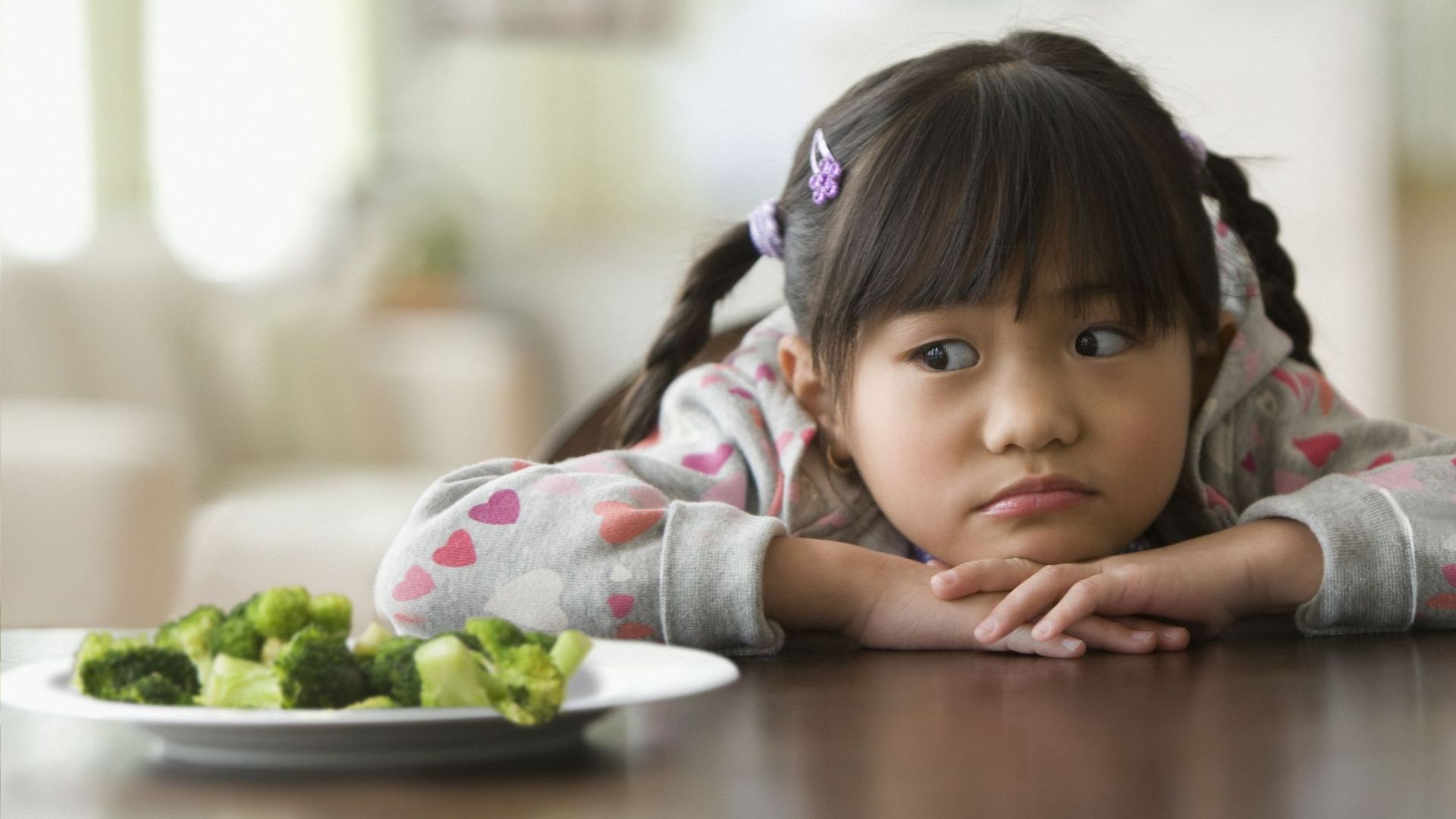 Votre enfant boude devant son assiette ? Le forcer pourrait s'avérer contre-productif