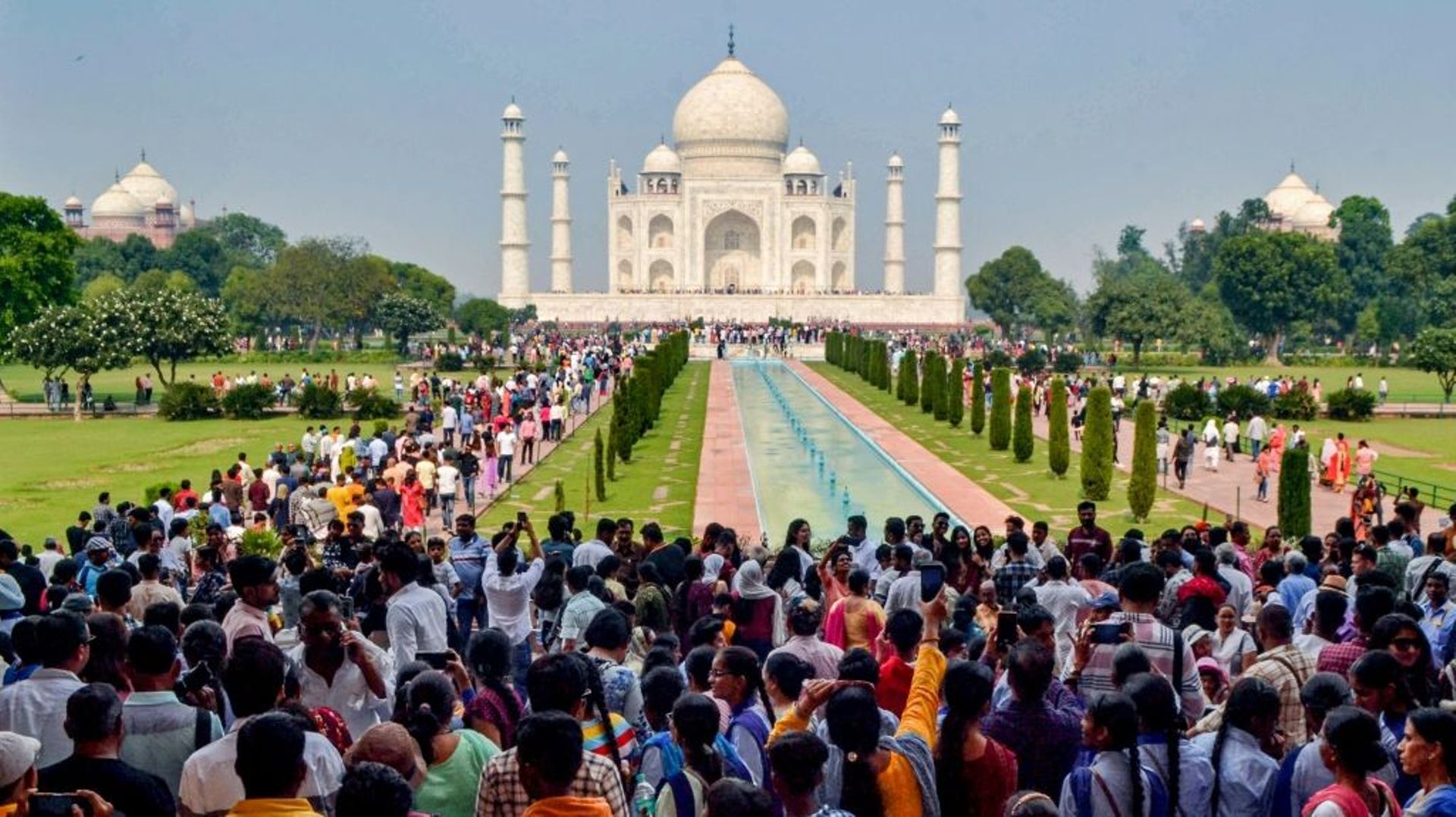 Sur cette photographie prise le 29 octobre 2022, des touristes visitent le Taj Mahal à Agra