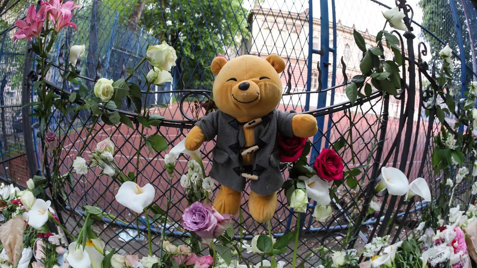 Des personnes déposent des fleurs et un ours en peluche pour les victimes près de l'école élémentaire "Vladislav Ribnikar" le 4 mai 2023 à Belgrade, Serbie. Au moins huit élèves et un agent de sécurité ont été tués lors d'une fusillade ce matin dans l'éco