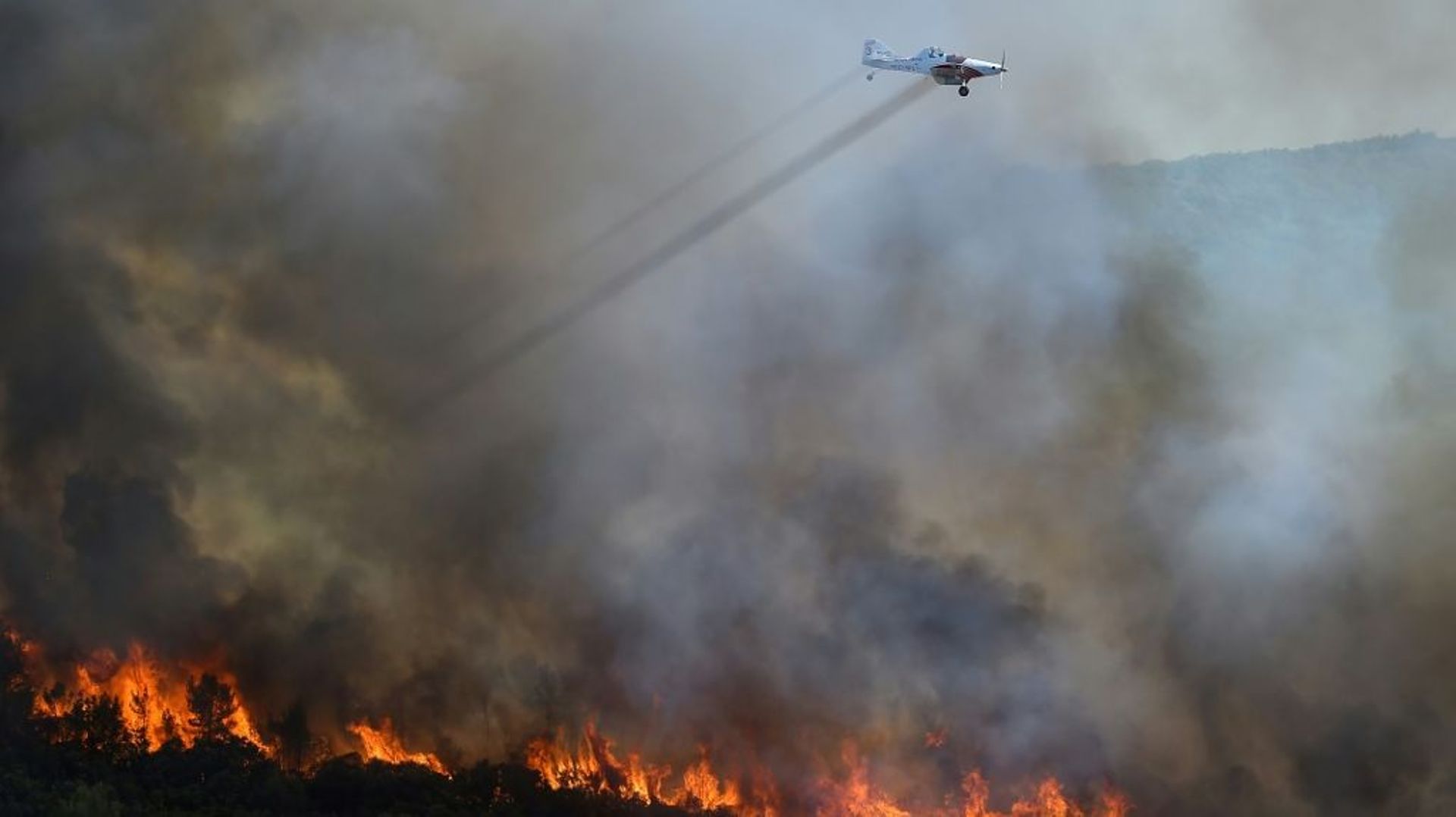 Un avion bombardier d’eau survole un incendie près de Gignac, dans le sud de la France, le 26 juillet 2022