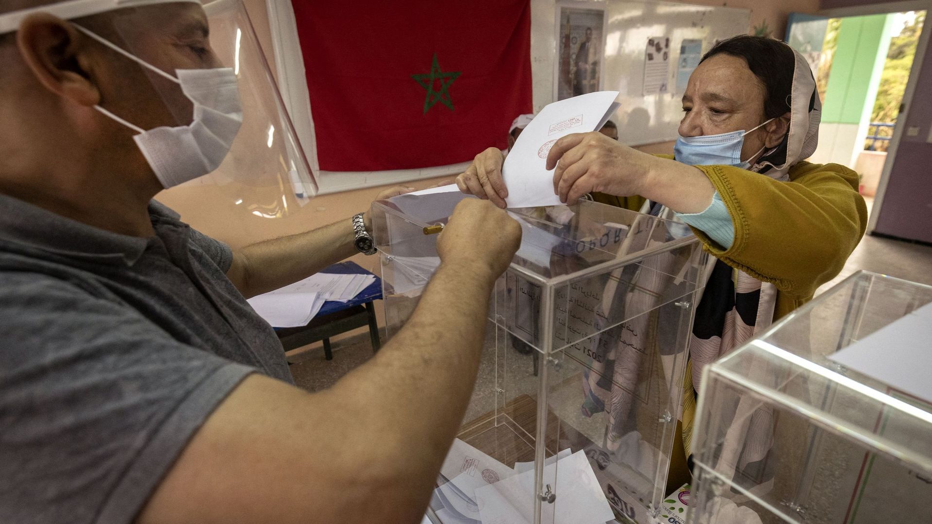 Une Marocaine dépose son bulletin dans un des bureaux de vote de la capitale Rabat ce mercredi matin.