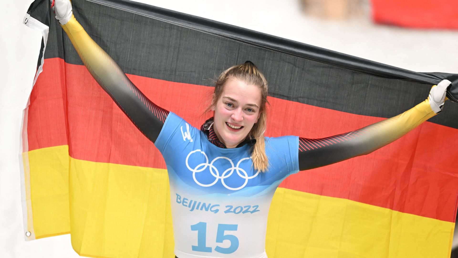 Hannah Neise, heureuse, après avoir remporté son premier titre olympique.