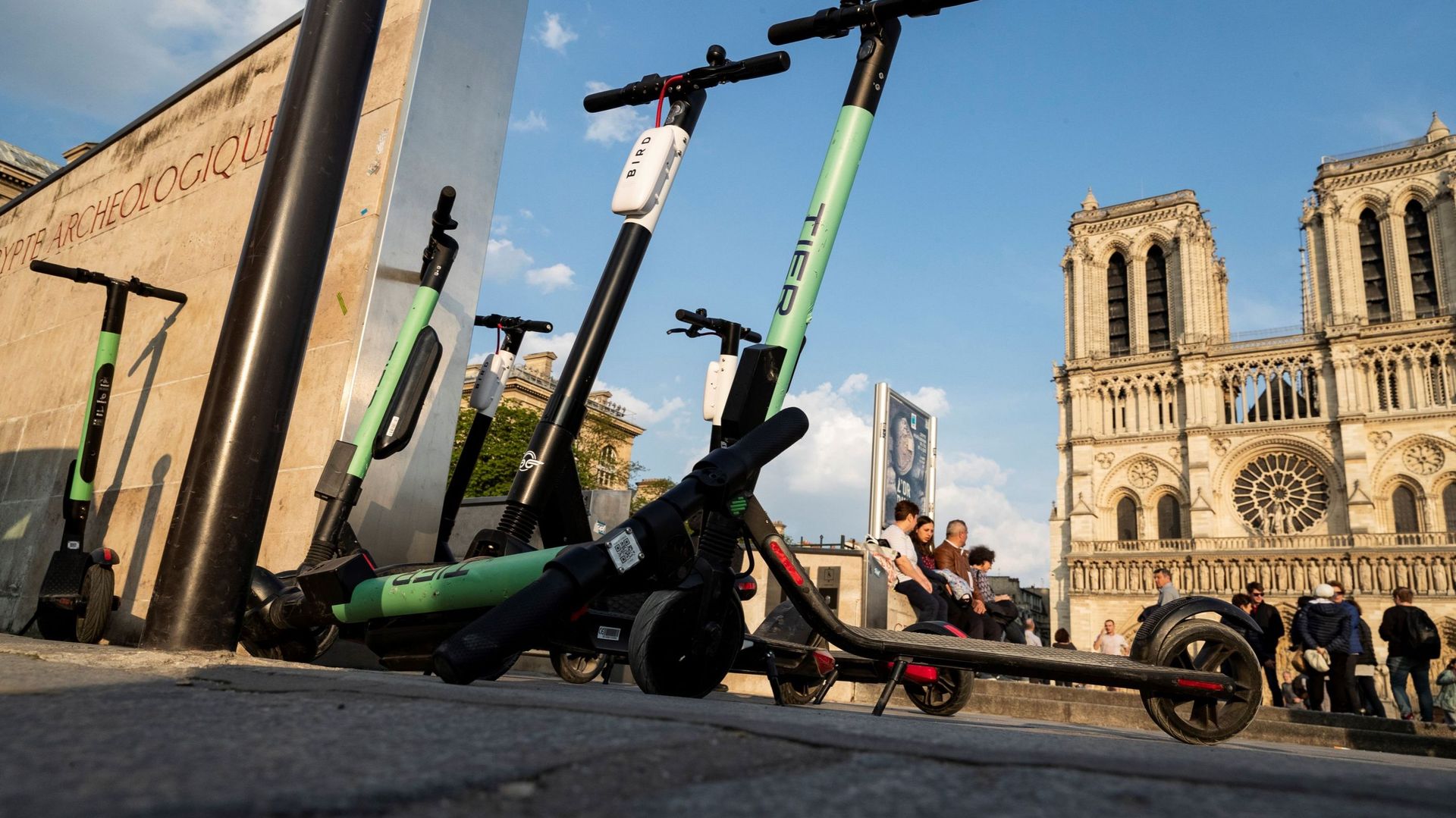 Trottinettes électriques: Paris prend des mesures contre le parking sauvage