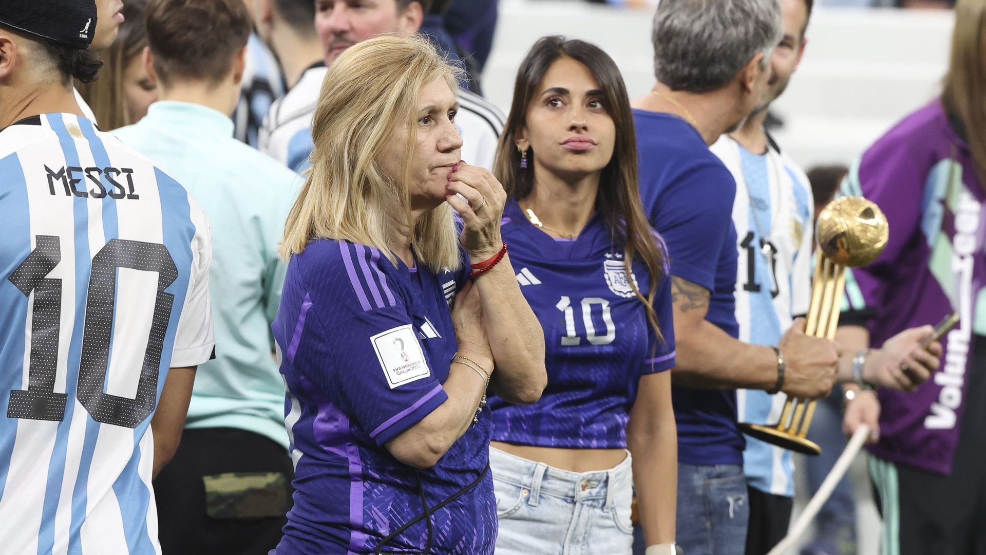 Celia Maria Cuccittini, mère de Lionel Messi et sa femme Antonella Roccuzzo après le match de la finale de la Coupe du Monde de la FIFA Qatar 2022 entre l’Argentine et la France au stade Lusail, le 18 décembre 2022 à Lusail City, Qatar.