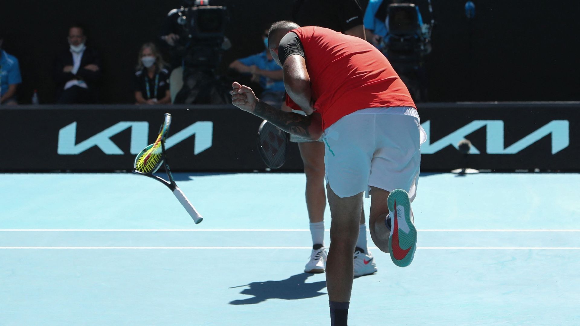 Tennis – Nick Kyrgios brise sa raquette lors de la demi-finale du tournoi de double de l’Open d’Australie. Le joueur australien a également adressé un doigt d’honneur à son propre public… Malgré ces nouveaux excès, il s’est qualifié (avec son partenaire T