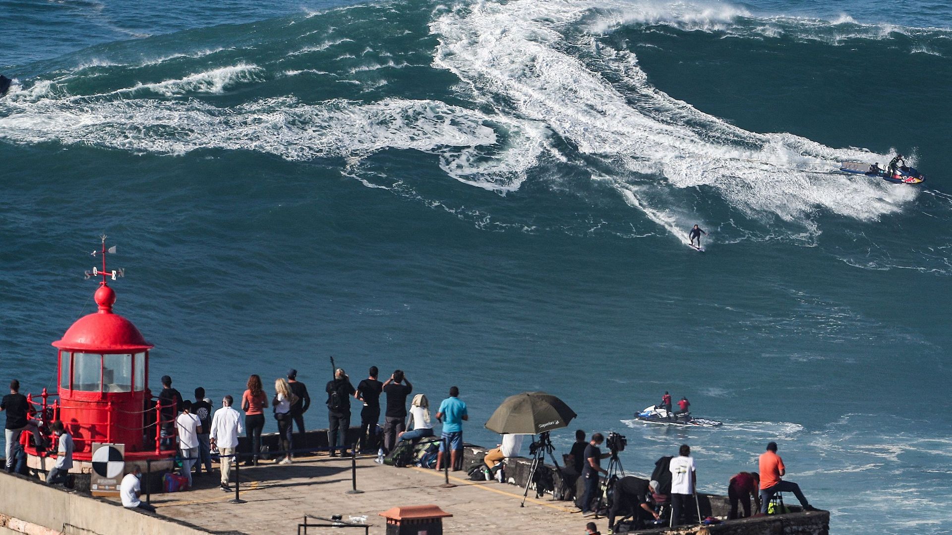Surf : à la recherche des vagues géantes de Nazaré - RTBF Actus