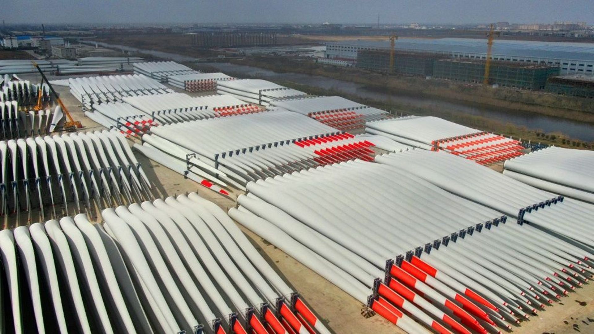 Des pales d'éoliennes en attente d'être exportées dans une usine de Nantong (est de la Chine), le 2 mars 2021
