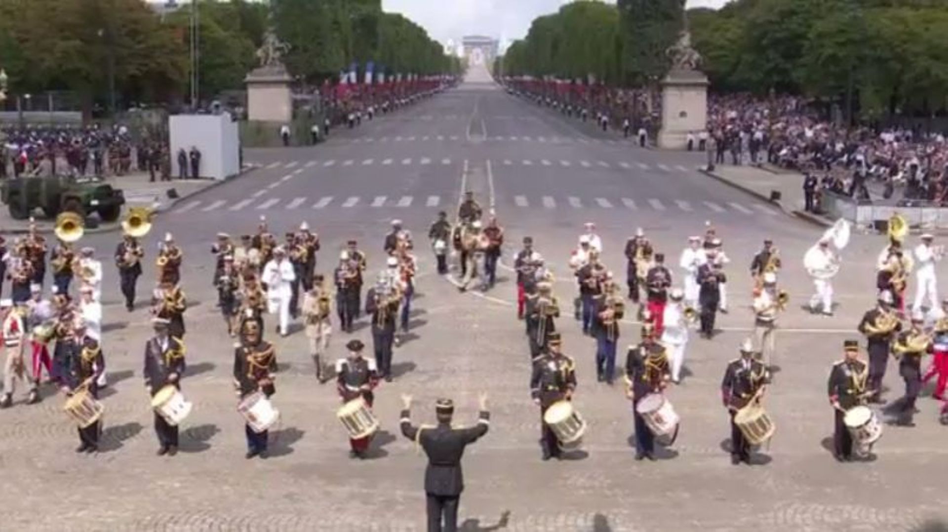 Regardez l'incroyable medley Daft Punk au défilé du 14 juillet RTBF Actus