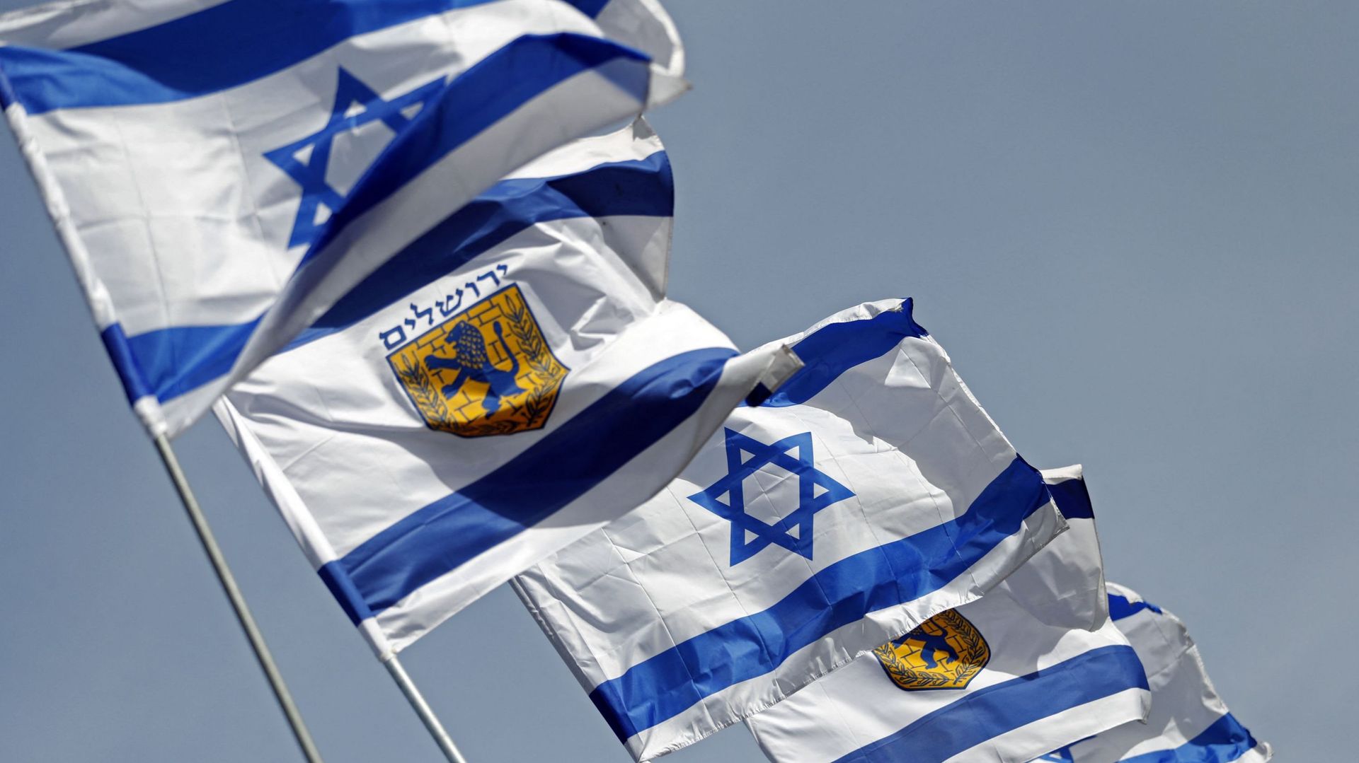 Une photo prise le 20 mars 2018 montre des drapeaux israéliens flottant près de la porte de Jaffa dans la vieille ville de Jérusalem.