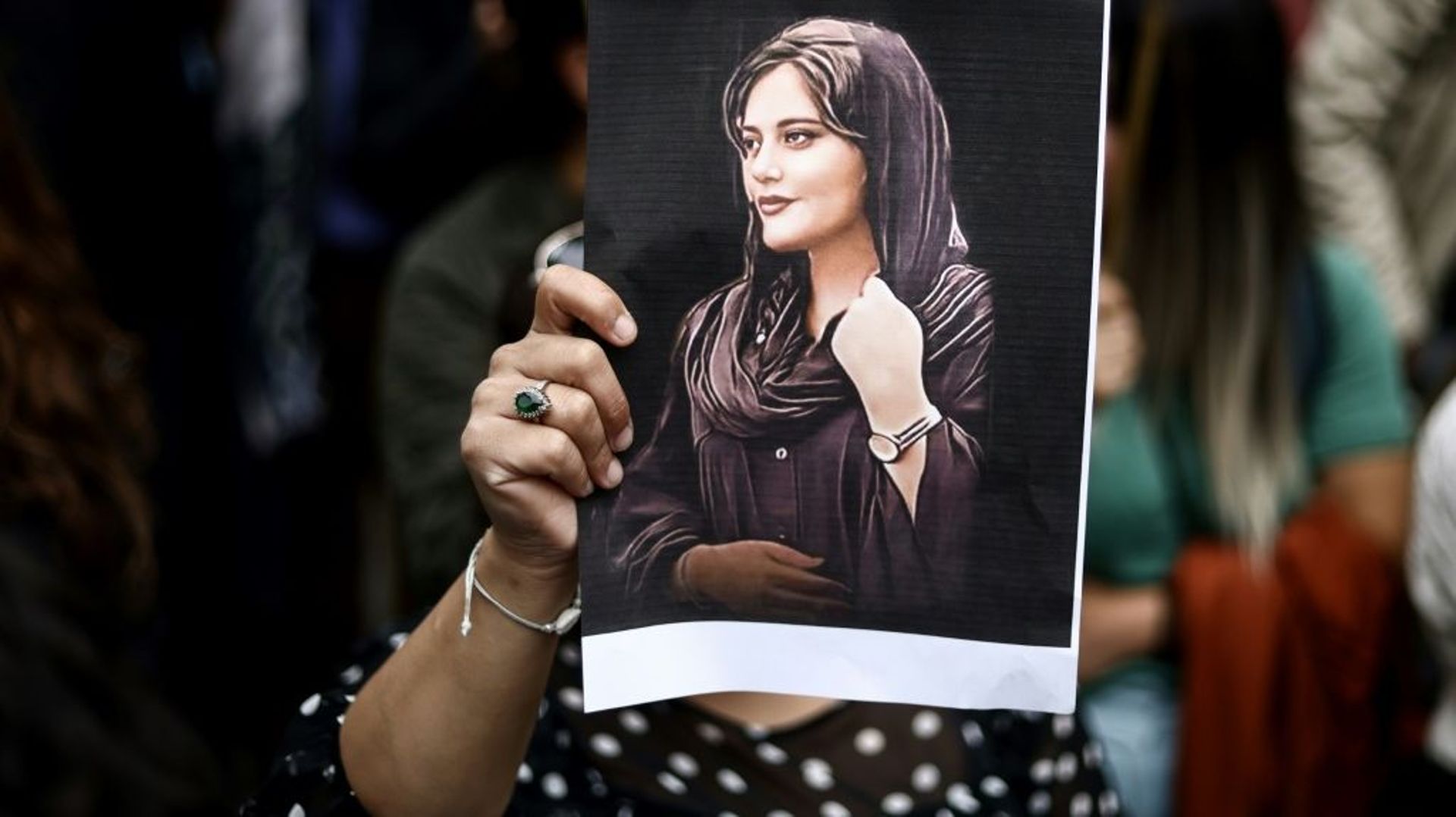 Le portrait de Mahsa Amini, lors d’une manifestation de soutien au mouvement de contestation en Iran, le 23 septembre 2022 à Bruxelles