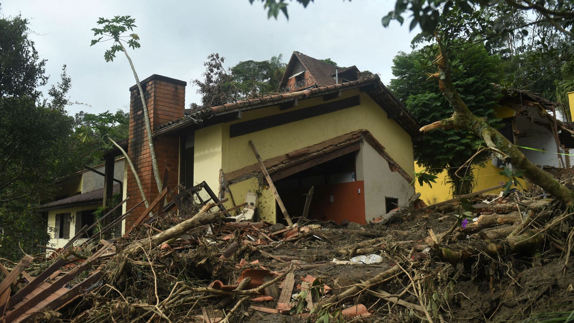 Une maison détruite par un glissement de terrain à Petropolis, au Brésil, le 19 février 2022.