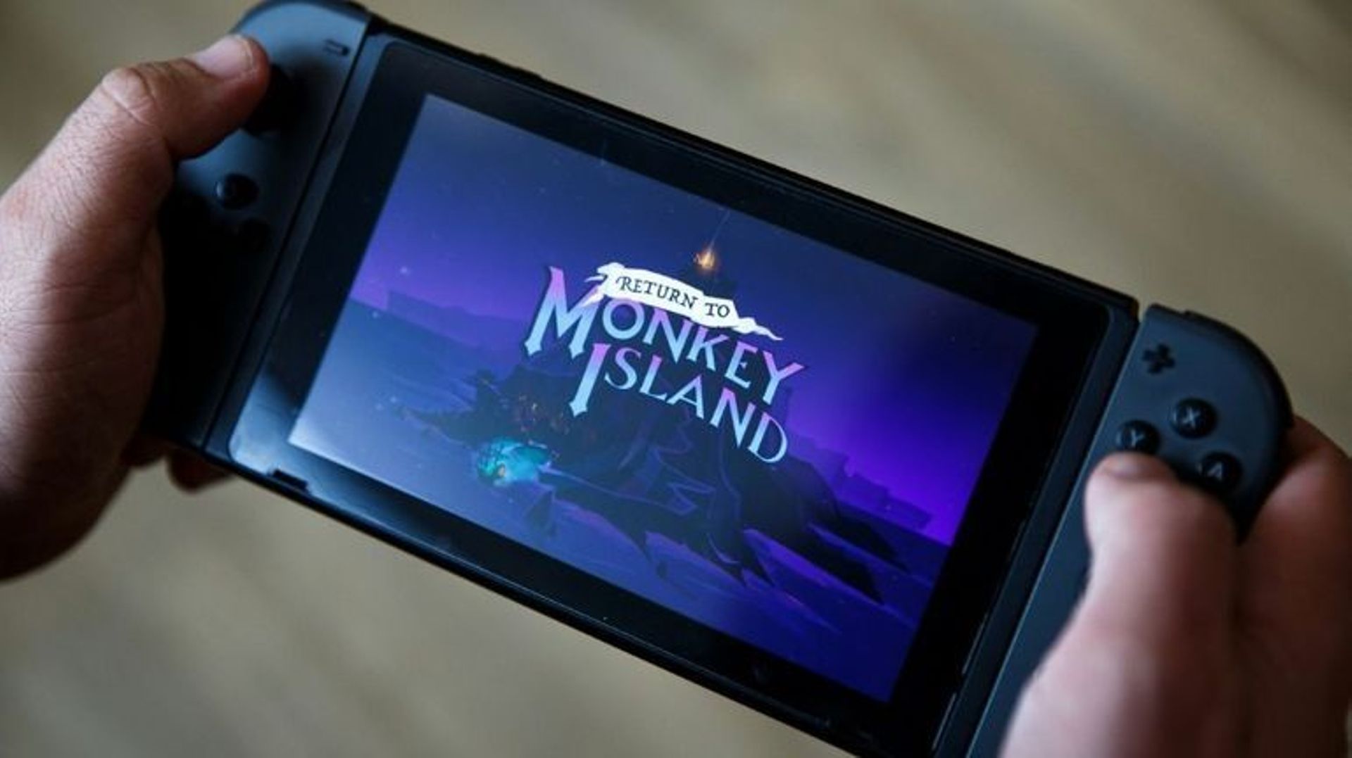 "Return to Monkey Island" (Retour sur l’île aux Singes), nouvel opus du jeu vidéo culte "Monkey Island", le 20 septembre 2022 à Paris, sur une console de jeux portable |