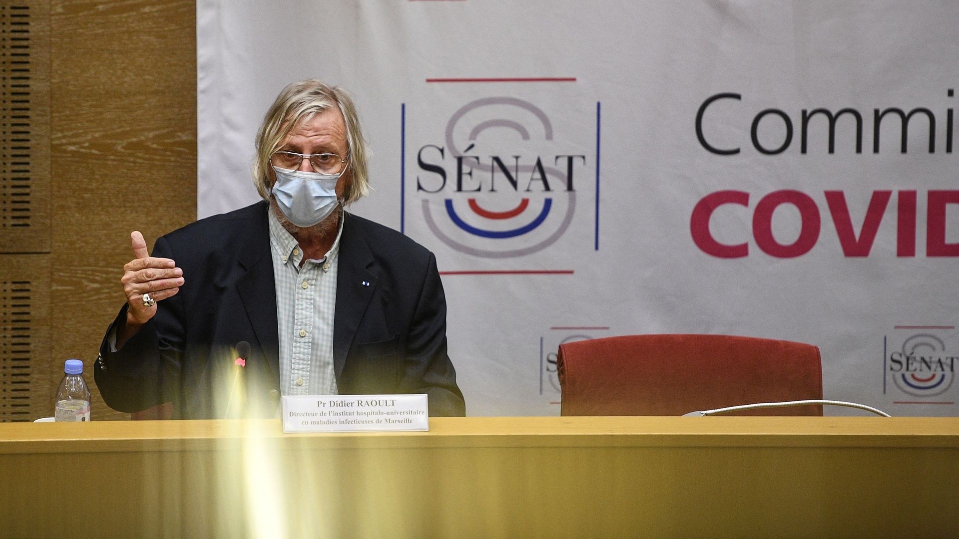 Le Professeur Raoult s'adresse à une commission sénatoriale sur la gestion de la pandémie de Covid-19 par les institutions de l'État français le 15 septembre 2020 à Paris.