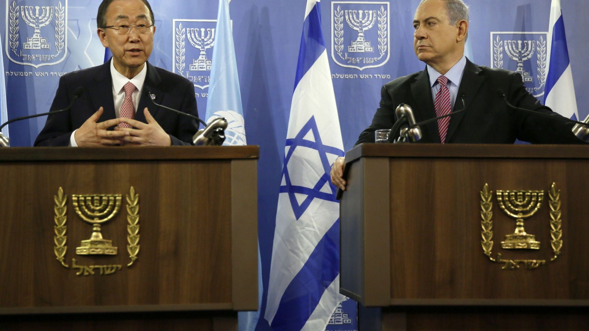 Le secrétaire général de l'ONU Ban Ki-Moon en conférence de presse avec le Premier ministre israélien Benjamin Netanyahu, à Tel Aviv, au sujet du conflit sanglant dans la Bande de Gaza