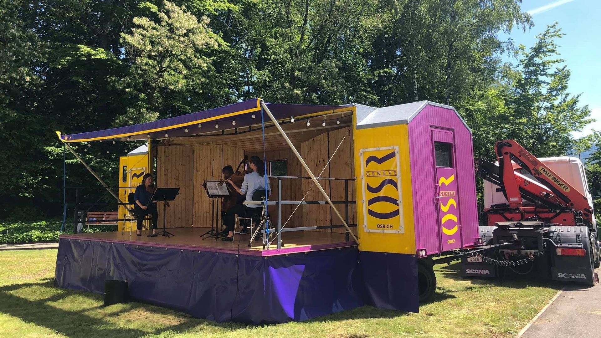 Ce mercredi 20 mai, quelques musiciens de l’OSR ont offert un petit concert d’inauguration dans la petite roulotte peinte en jaune et violet, les couleurs de la Saison 2020-2021 de l’orchestre.