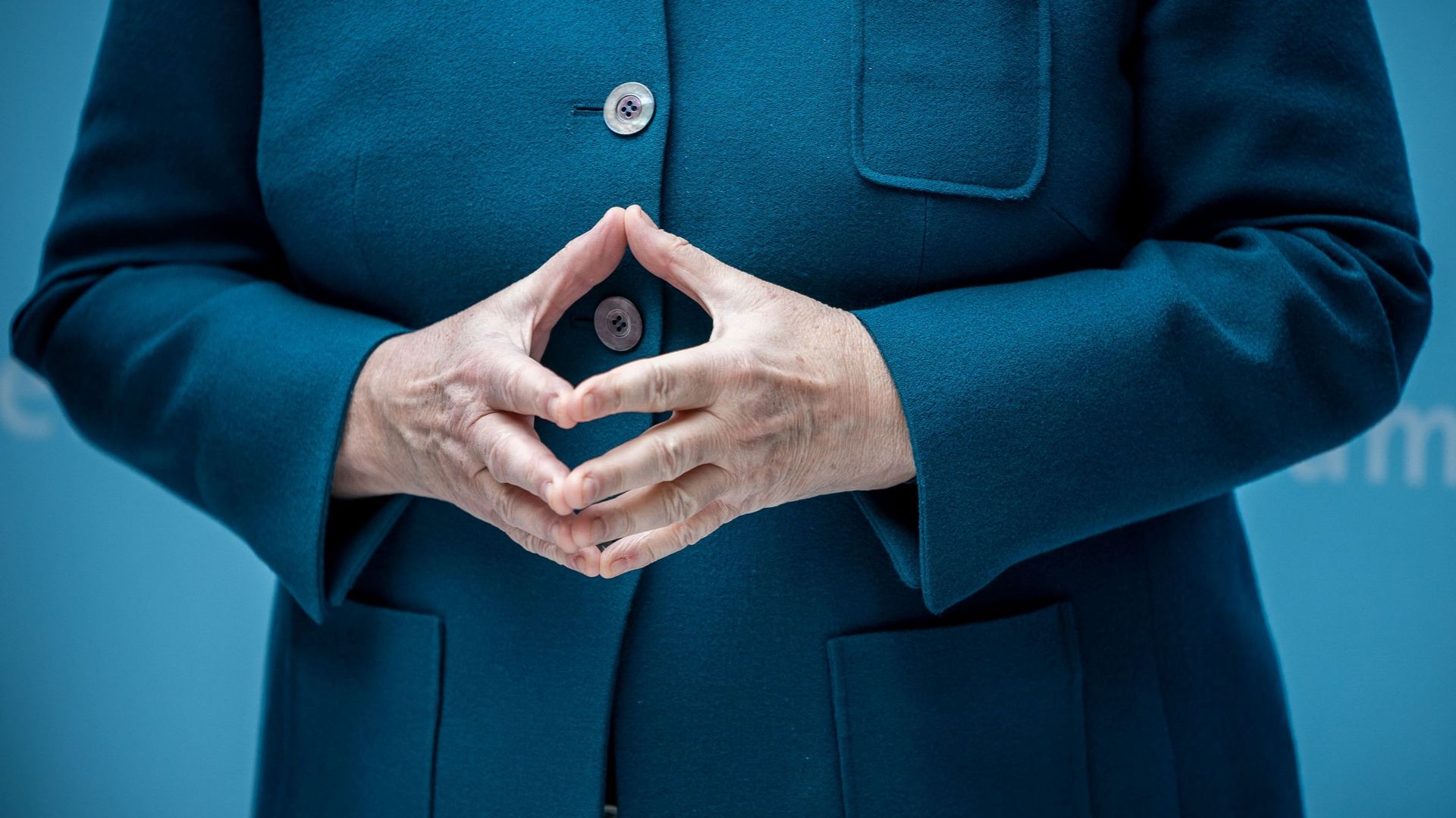 Les mains en losange, le symbole de la stabilité incarnée par Angela Merkel
