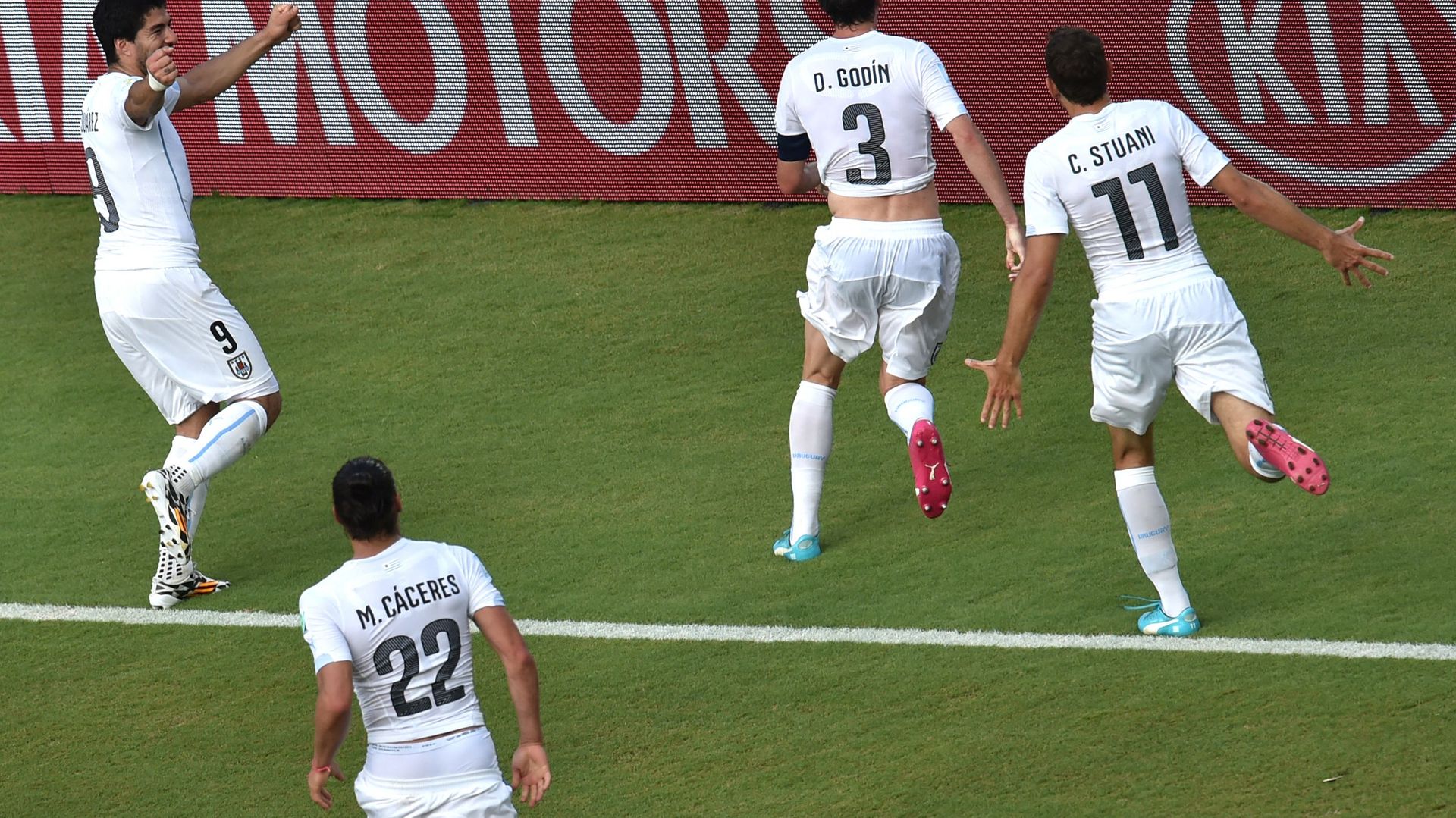Diego Godin célèbre son but face à l’Italie à la Coupe du monde 2014.