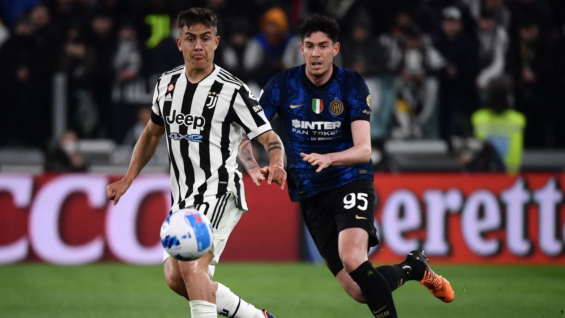 Paulo Dybala et son probable futur équipier Alessandro Bastoni.