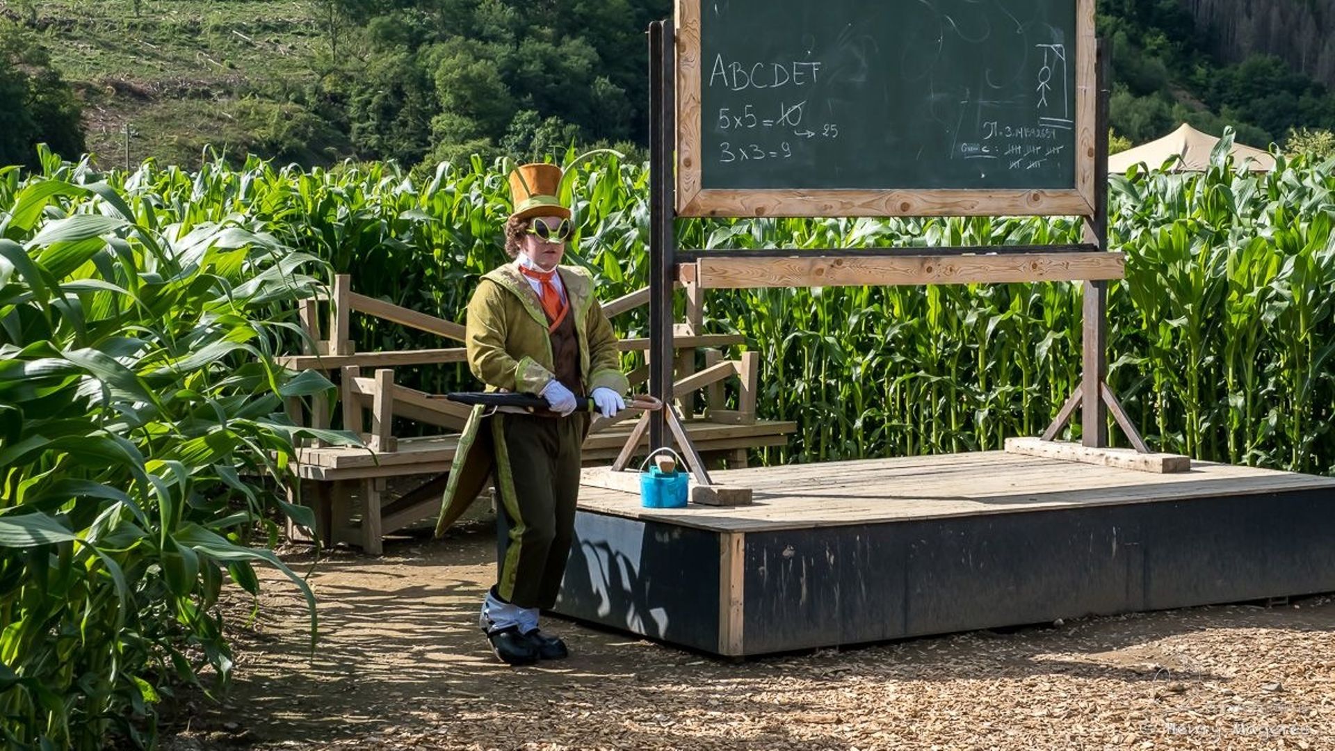 Personnage de Jiminy Cricket dans le labyrinthe 