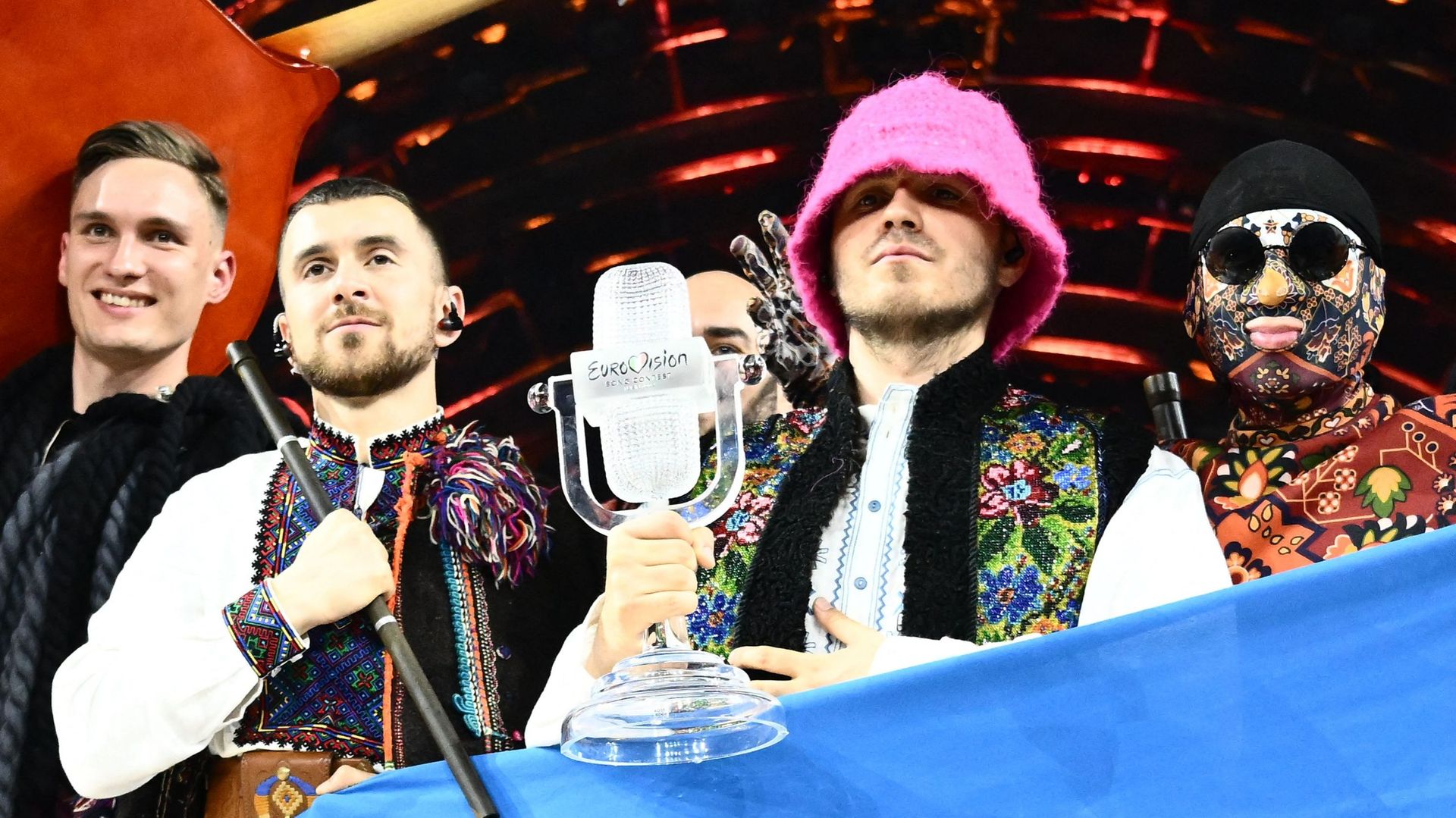 Les membres du groupe "Kalush Orchestra" ; posent sur scène avec le trophée du vainqueur et les drapeaux de l'Ukraine après avoir remporté au nom de l'Ukraine le concours Eurovision de la chanson 2022 le 14 mai 2022 au Pala Alpitour de Turin.