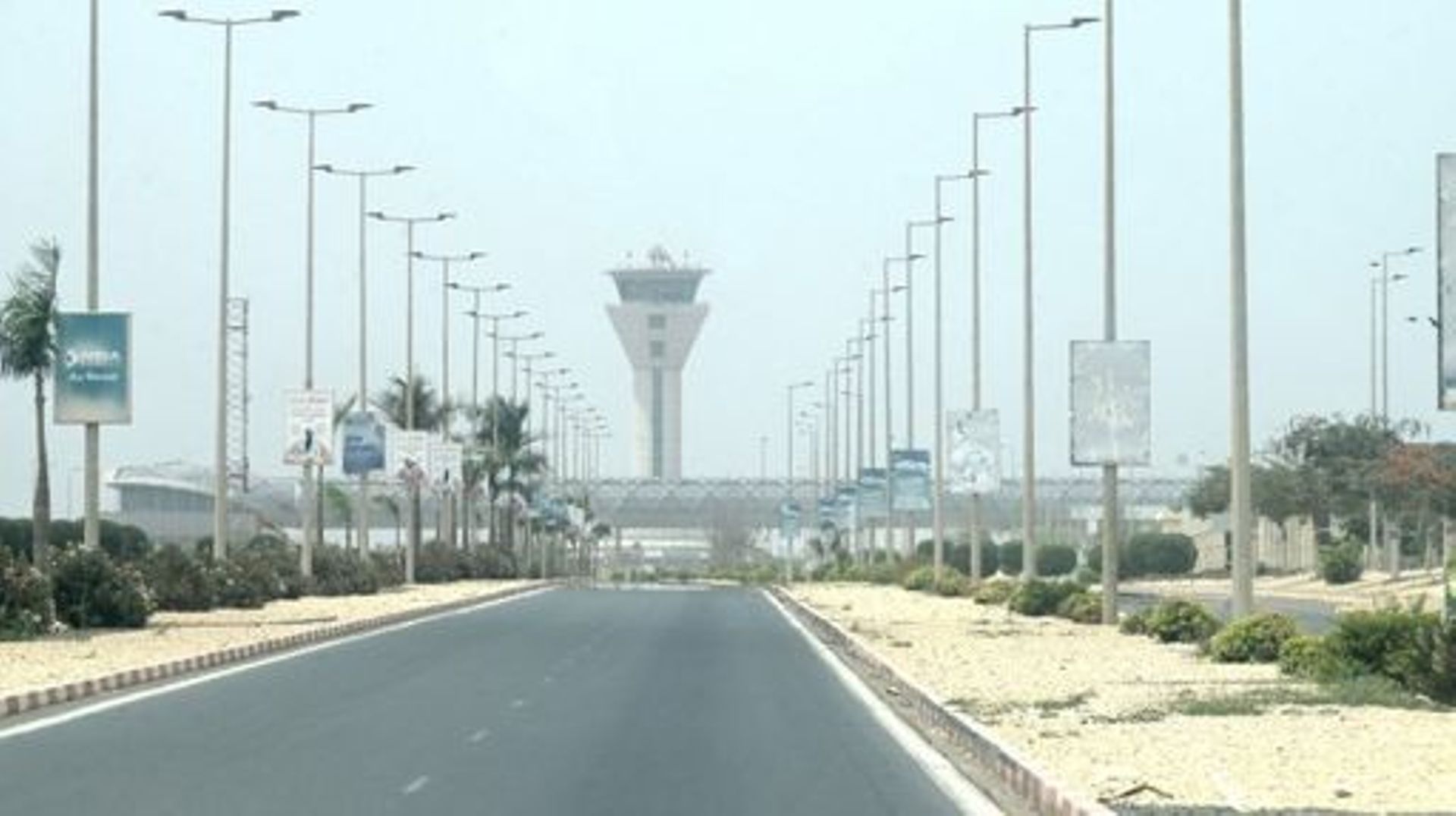 Vue générale de la tour de contrôle de l'aéroport international Blaise Diagne à Diass le 9 mai 2024. Un Boeing est sorti de piste au décollage au Sénégal tôt le 9 mai 2024, blessant 11 personnes et obligeant l'aéroport international.
