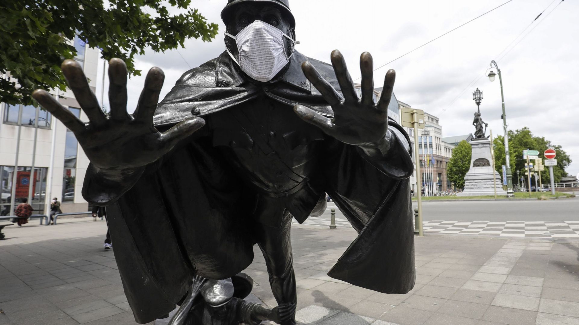 Statue de l'agent 15, personnage d'Hergé ("Quick et Flupke"), masqué, place Sainctelette, à Bruxelles, ce 22 juillet 2020